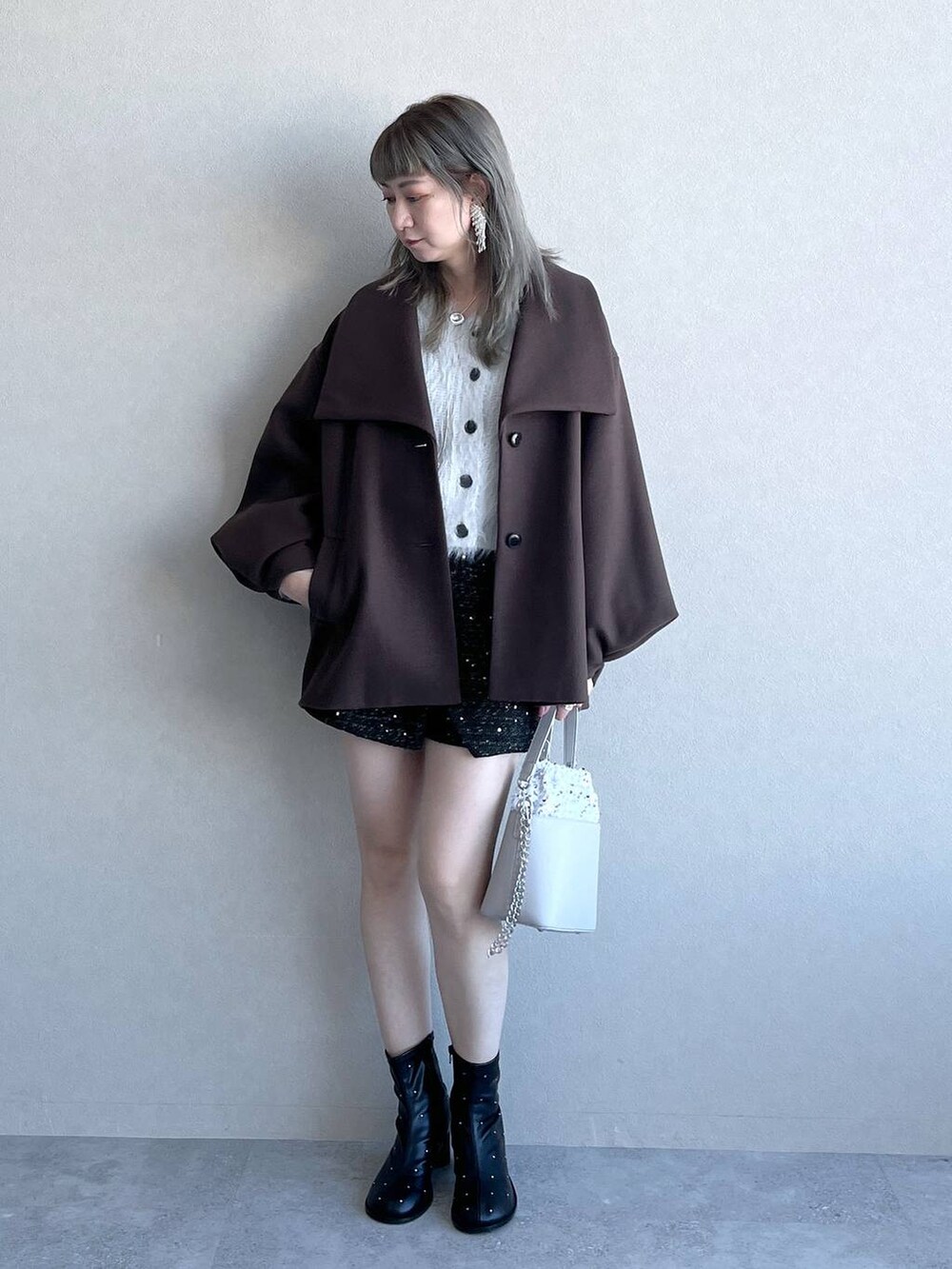 「若見え、モード、カジュアル、デート/ロマンティック、女子会、着痩せ、高見え、きれいめ、HARE、着痩せ・細見え、ウーリーテック、ショートパンツ、ニット、カーディガン」｜「HAREのループタイネックレス(HARE)（ネックレス、シルバー系）」を使った、inhhhan®さん（レディース・165cm）の秋コーディネートの2枚目の写真