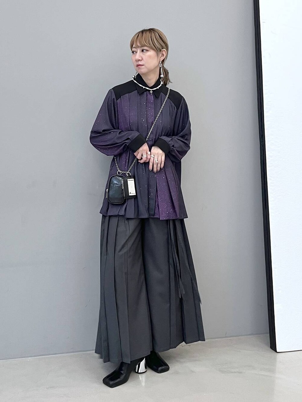 「若見え、モード、カジュアル、女子会、高身長、着痩せ、ワイドパンツ、シャツ、きれいめ、HARE、着痩せ・細見え、Over40スタッフ」｜「HAREのメタルヒールストレッチブーツ(HARE)（ブーツ、ブラック系）」を使った、inhhhan®さん（レディース・165cm）の秋コーディネートの8枚目の写真