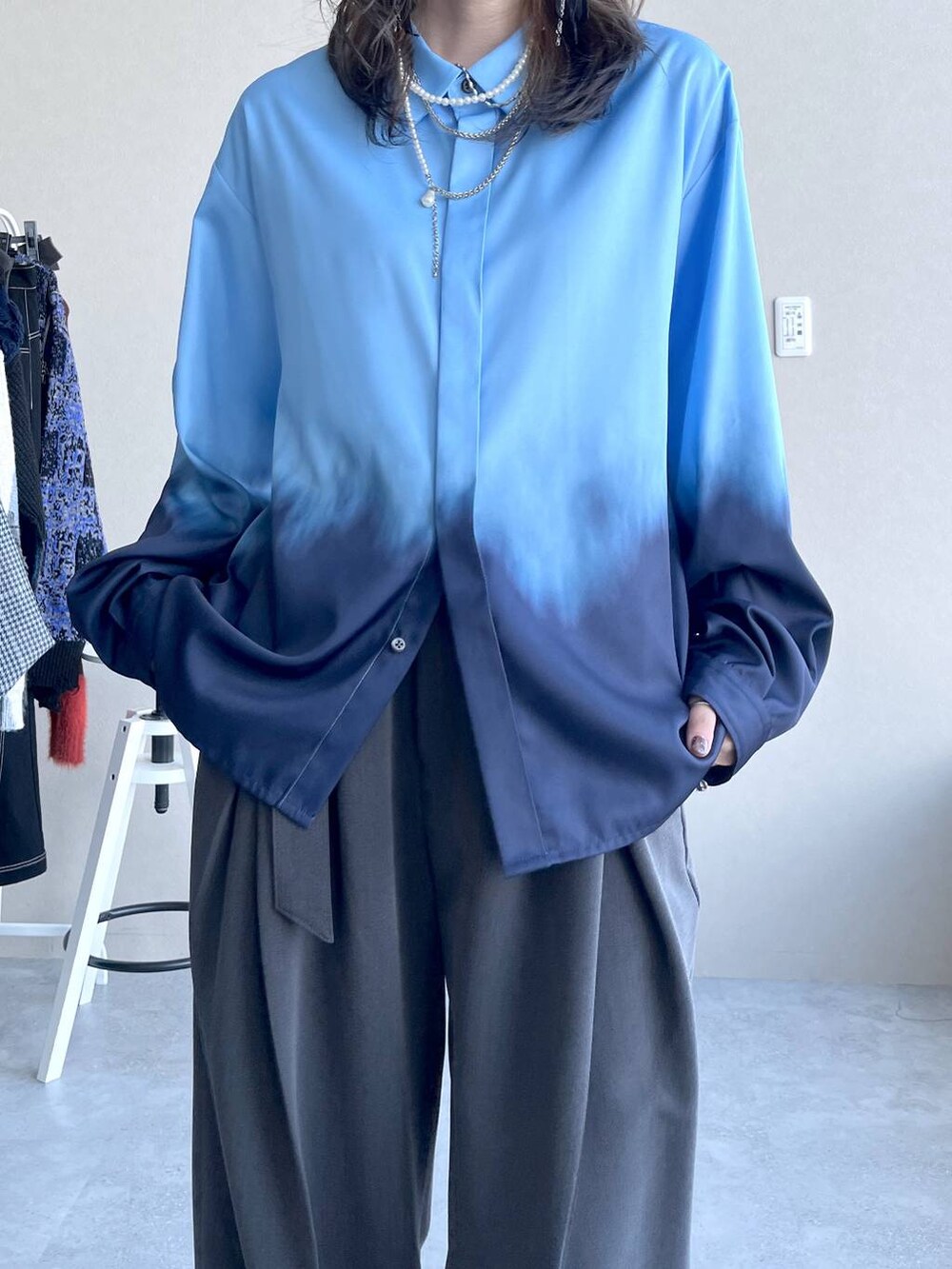 シルバー系のブーツ、ブラック系のピアス（両耳用）、シルバー系のネックレスを着用したレディースの秋コーディネートの3枚目の写真