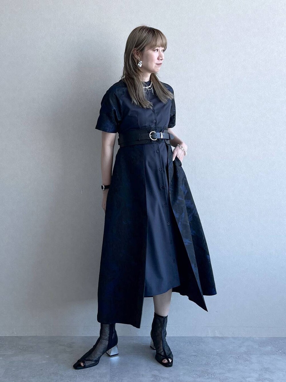 「若見え、モード、カジュアル、女子会、高身長、着痩せ、きれいめ、HARE、着痩せ・細見え、Over40スタッフ、ワンピース、ベルト、デート/ロマンティック、デートコーデ、結婚式2次会」｜「HAREのメタルヒールメッシュブーサン(HARE)（サンダル、ブラック系）」を使った、inhhhan®さん（レディース・165cm）の春コーディネートの7枚目の写真