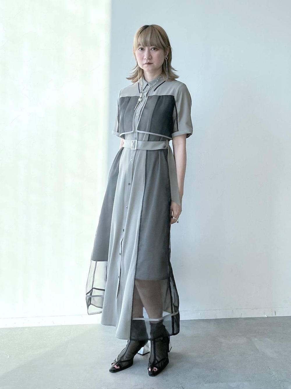 「若見え、モード、カジュアル、女子会、高身長、着痩せ、きれいめ、HARE、着痩せ・細見え、Over40スタッフ、ワンピース」｜「HAREのメタルヒールメッシュブーサン(HARE)（サンダル、ブラック系）」を使った、inhhhan®さん（レディース・165cm）の夏コーディネートの8枚目の写真