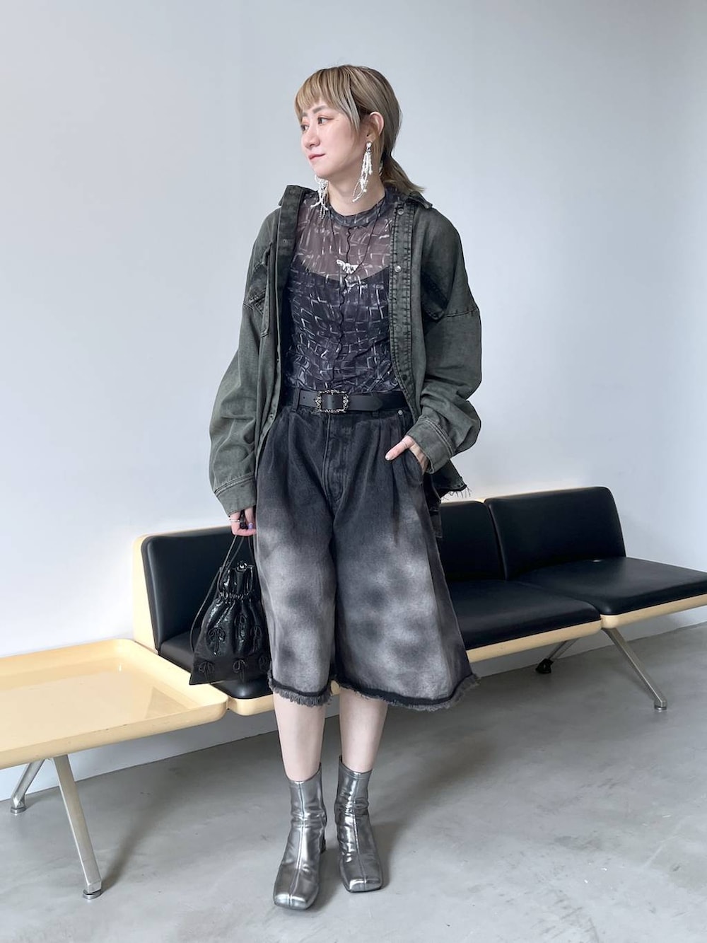 「若見え、モード、カジュアル、女子会、高身長、着痩せ、きれいめ、HARE、着痩せ・細見え、Over40スタッフ、ユニセックス、デニムパンツ、ハーフパンツ、シャツ」｜「HAREのパールリボンピアス(HAERE)（ピアス（両耳用）、シルバー系）」を使った、inhhhan®さん（レディース・165cm）の夏コーディネートの2枚目の写真