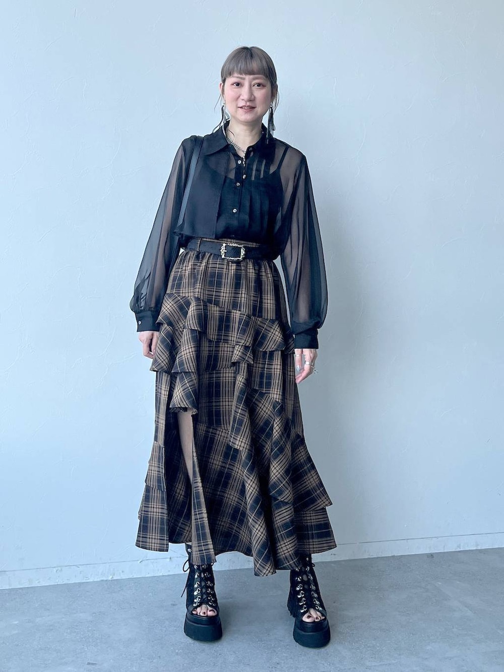 「スカート、チェック、シアートップス、若見え、モード、カジュアル、女子会、高身長、着痩せ、きれいめ、HARE、着痩せ・細見え、Over40スタッフ」|「HAREのデザインレースアップブーサン(HARE)(サンダル、ブラック系)」を使った、inhhhan®さん(レディース・165cm)の春コーディネートの9枚目の写真