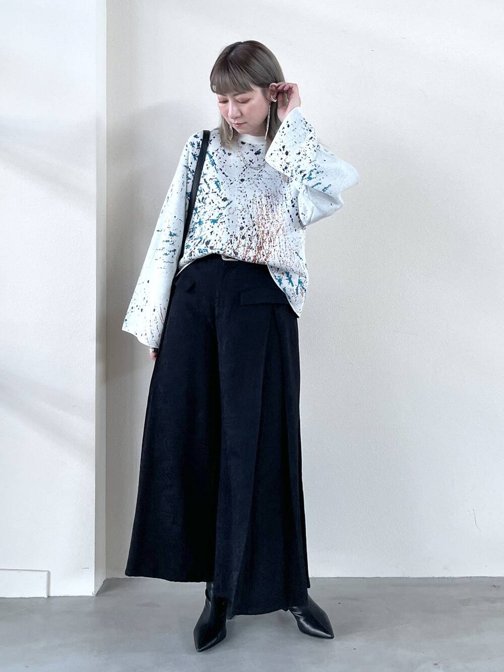 「モード、カジュアル、デート/ロマンティック、女子会、着痩せ、高見え、きれいめ、着痩せ・細見え、ワイドパンツ、ニット、若見え、HARE」｜「HAREのダブルラインイヤカフ(HARE)（イヤーカフ、シルバー系）」を使った、inhhhan®さん（レディース・165cm）の冬コーディネートの8枚目の写真