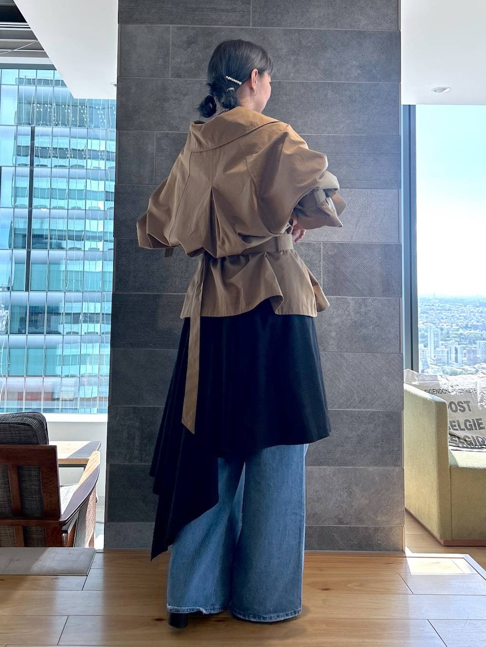 ブルー系のデニムパンツ、ホワイト系のTシャツ/カットソー、ブラック系のワンピースを着用したレディースの夏コーディネートの5枚目の写真