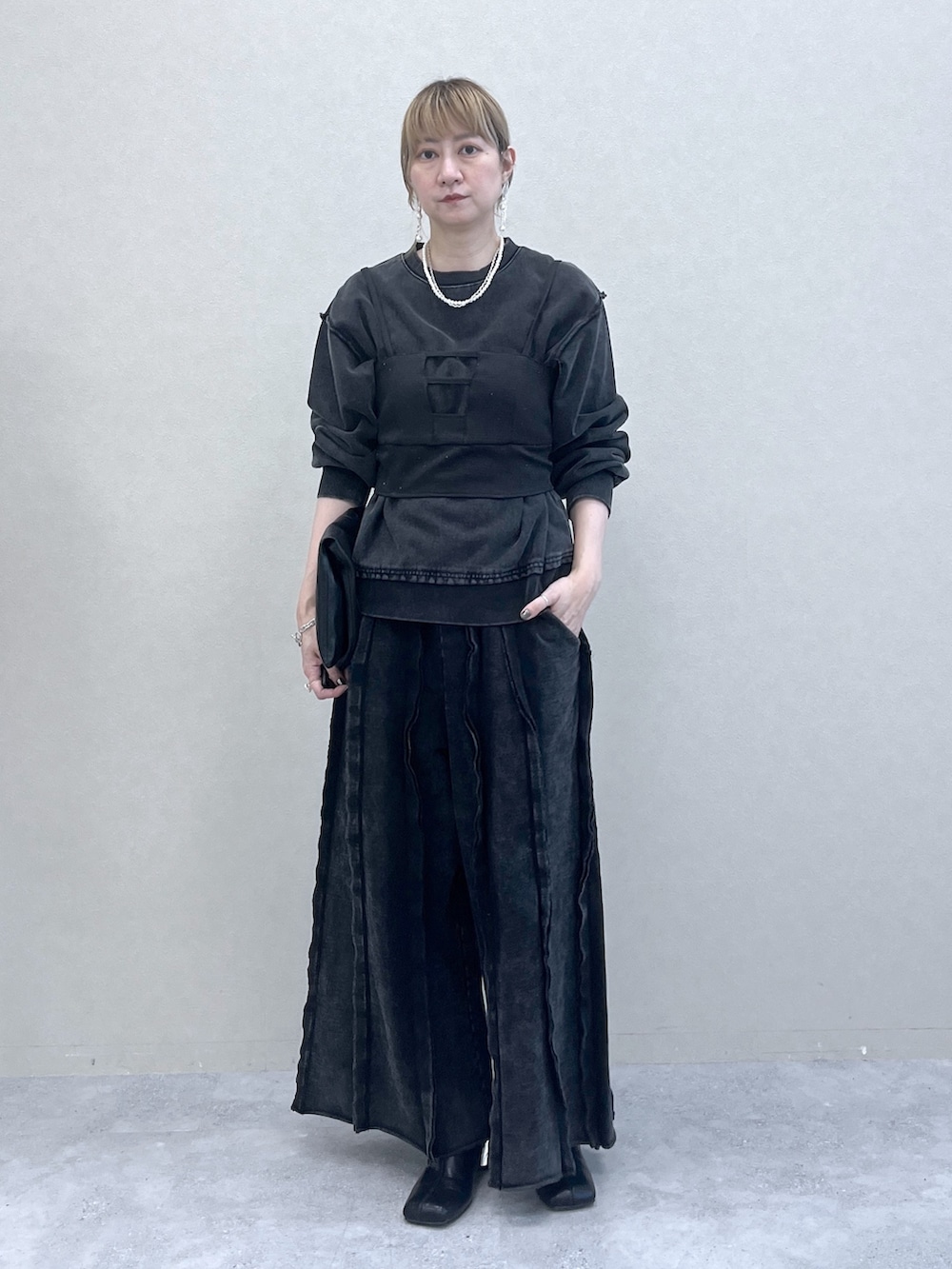 「レイヤードスタイル、お出かけコーデ、アツいコーデ全部見せ、ブラックコーデ、ビスチェ、モノトーン、秋服準備はじめました、HARE、ピグメント、ユニセックス」｜「HAREのメタルヒールストレッチブーツ(HARE)（ブーツ、ブラック系）」を使った、inhhhan®さん（レディース・165cm）の夏コーディネートの7枚目の写真