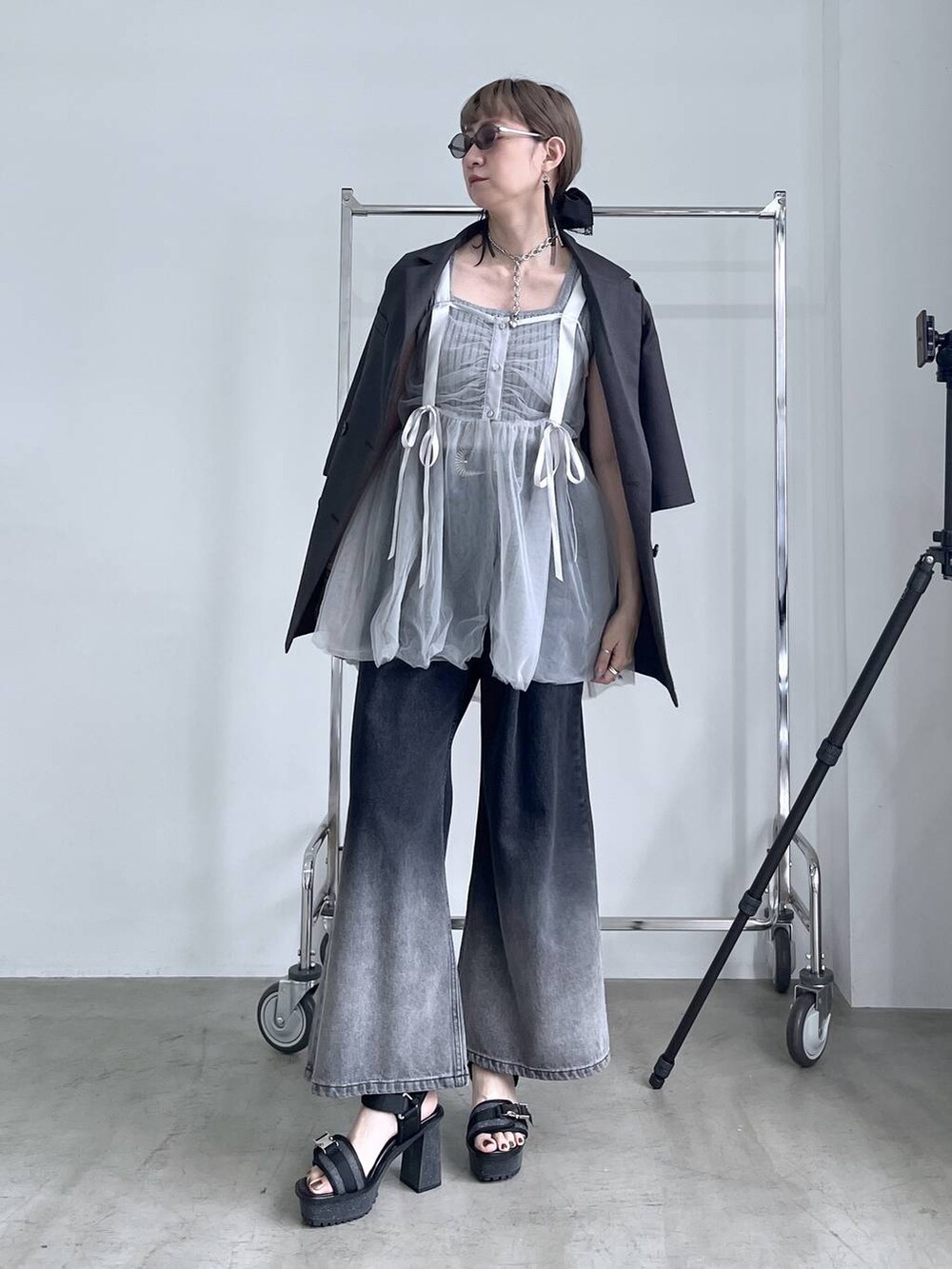 「ジャケット、ジャケットスタイル、デニムパンツ、ビスチェ、若見え、モード、カジュアル、女子会、高身長、着痩せ、きれいめ、HARE、着痩せ・細見え、Over40スタッフ」|「HAREの2PSETバングル(HARE)(バングル/リストバンド、シルバー系)」を使った、inhhhan®さん(レディース・165cm)の夏コーディネートの9枚目の写真