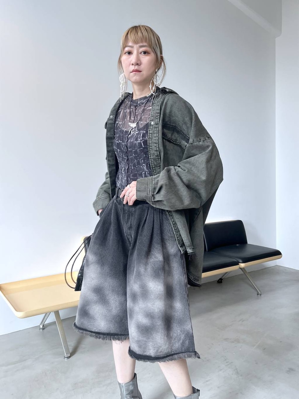 「若見え、モード、カジュアル、女子会、高身長、着痩せ、きれいめ、HARE、着痩せ・細見え、Over40スタッフ、ユニセックス、デニムパンツ、ハーフパンツ、シャツ」｜「HAREのパールリボンピアス(HAERE)（ピアス（両耳用）、シルバー系）」を使った、inhhhan®さん（レディース・165cm）の夏コーディネートの6枚目の写真
