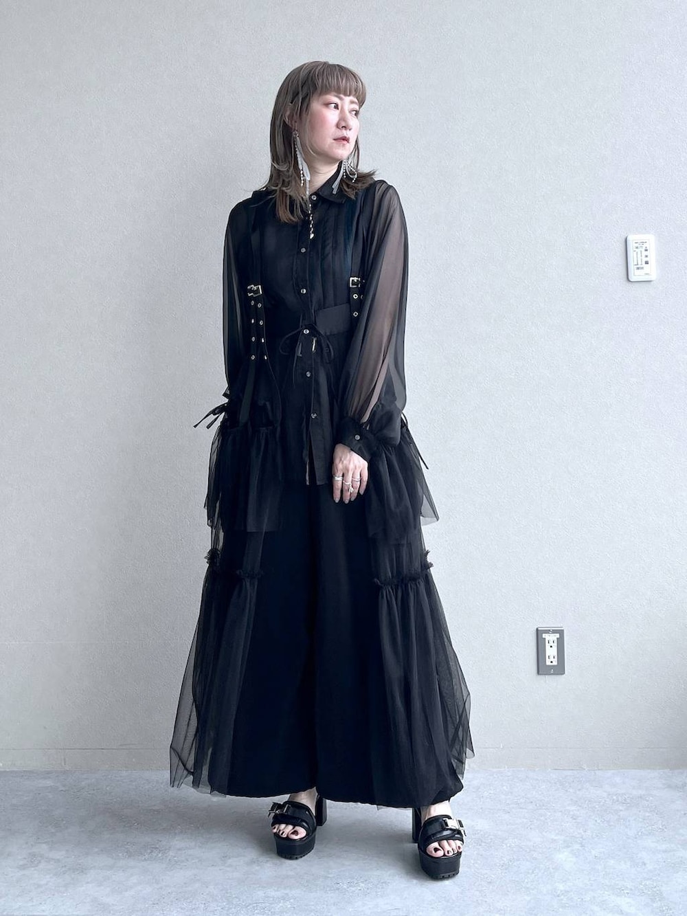 「着痩せ、きれいめ、HARE、着痩せ・細見え、Over40スタッフ、若見え、モード、カジュアル、女子会、高身長、ワントーン、ブラックコーデ、チュールスカート、シアートップス」｜「HAREのモチーフツキチェーンネックレス(HARE)（ネックレス、シルバー系）」を使った、inhhhan®さん（レディース・165cm）の夏コーディネートの6枚目の写真
