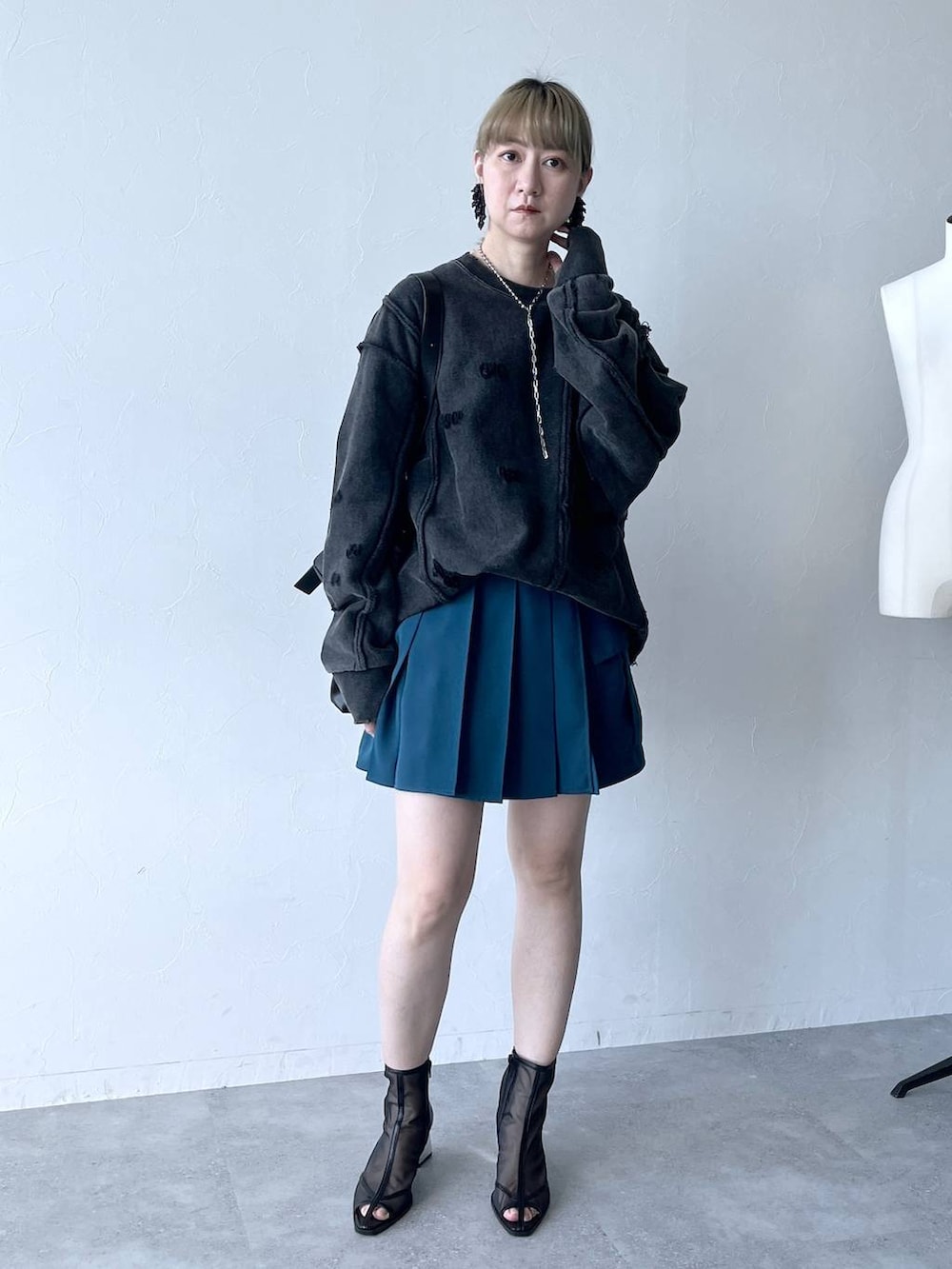 「若見え、着痩せ・細見え、モード、カジュアル、デート/ロマンティック、女子会、着痩せ、高見え、きれいめ、HARE、スウェット、ユニセックス、ショートパンツ」｜「HAREのサイドプリーツショートパンツ(HARE)（その他パンツ、ブルー系）」を使った、inhhhan®さん（レディース・165cm）の春コーディネートの7枚目の写真