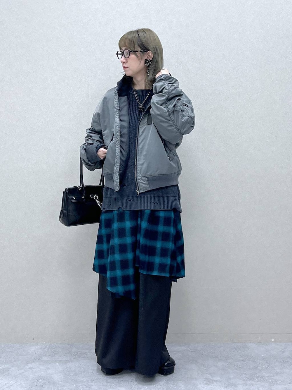 「若見え、モード、カジュアル、女子会、高身長、着痩せ、きれいめ、HARE、着痩せ・細見え、Over40スタッフ、ユニセックス、メンズライク、ブルゾン、チェック、ニット」｜「HAREのガラソールチャンキーブーツ(HARE)（ブーツ、ブラック系）」を使った、inhhhan®さん（レディース・165cm）の冬コーディネートの3枚目の写真