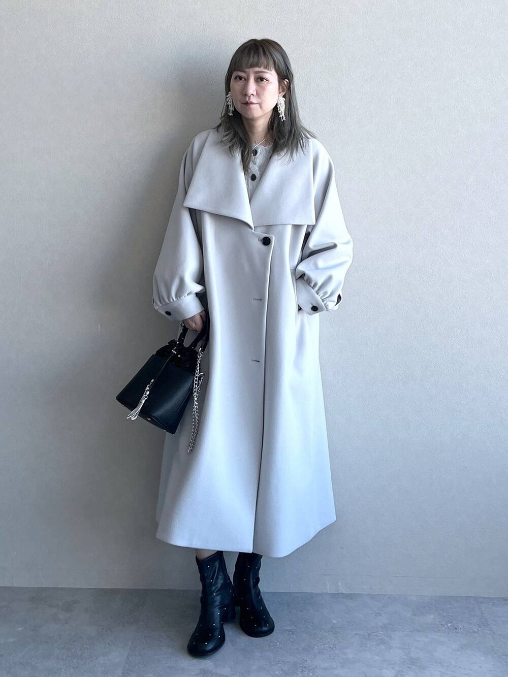 「若見え、モード、カジュアル、デート/ロマンティック、女子会、着痩せ、高見え、きれいめ、HARE、着痩せ・細見え、コート、ショートパンツ、ニット、カーディガン」｜「HAREのループタイネックレス(HARE)（ネックレス、シルバー系）」を使った、inhhhan®さん（レディース・165cm）の冬コーディネートの7枚目の写真
