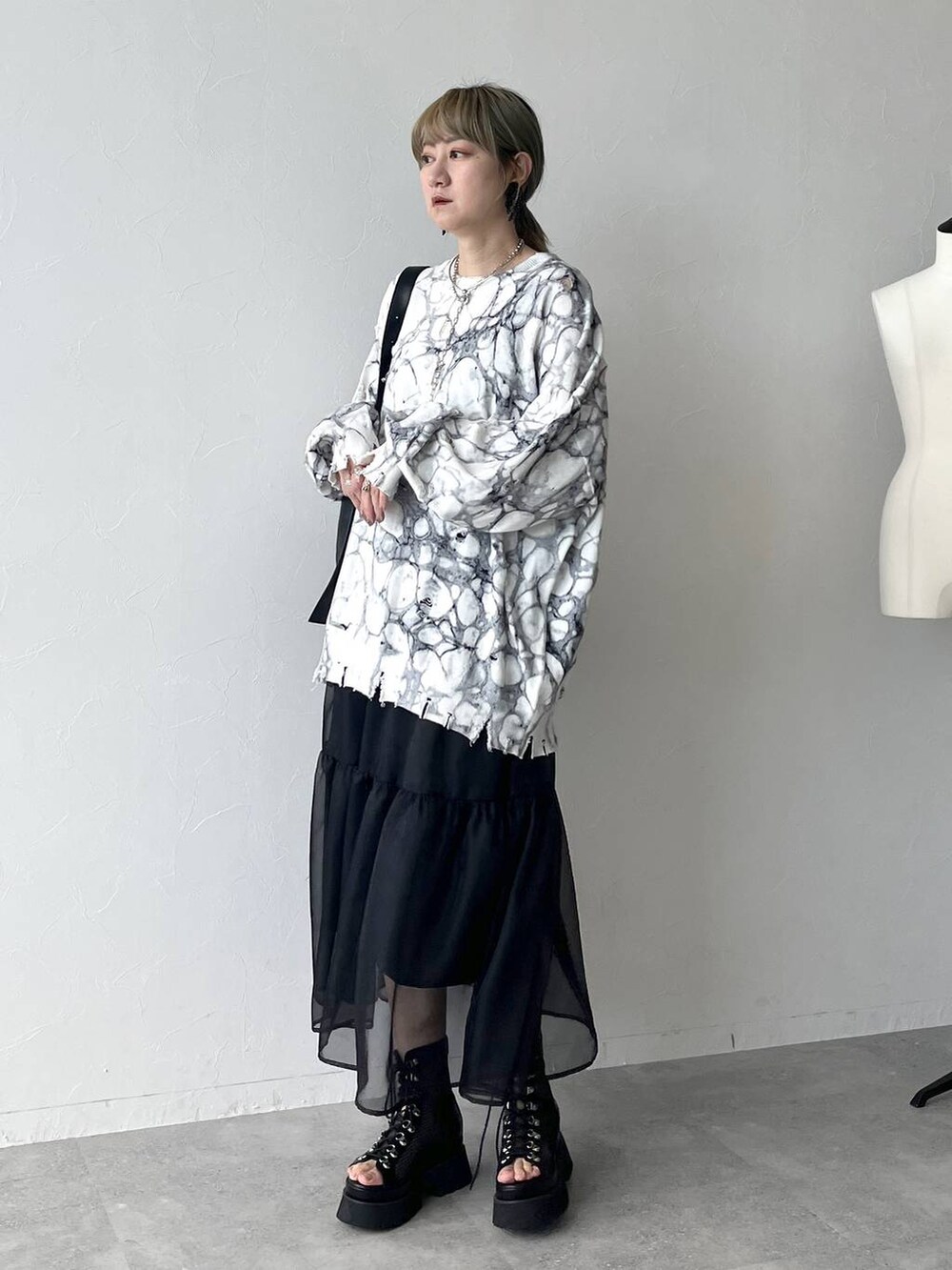 「若見え、モード、カジュアル、女子会、高身長、着痩せ、きれいめ、HARE、着痩せ・細見え、Over40スタッフ、スカート、ニット、ユニセックス」｜「HAREのパールボリュームデザインイヤリング(HARE)（イヤリング、ブラック系）」を使った、inhhhan®さん（レディース・165cm）の春コーディネートの2枚目の写真
