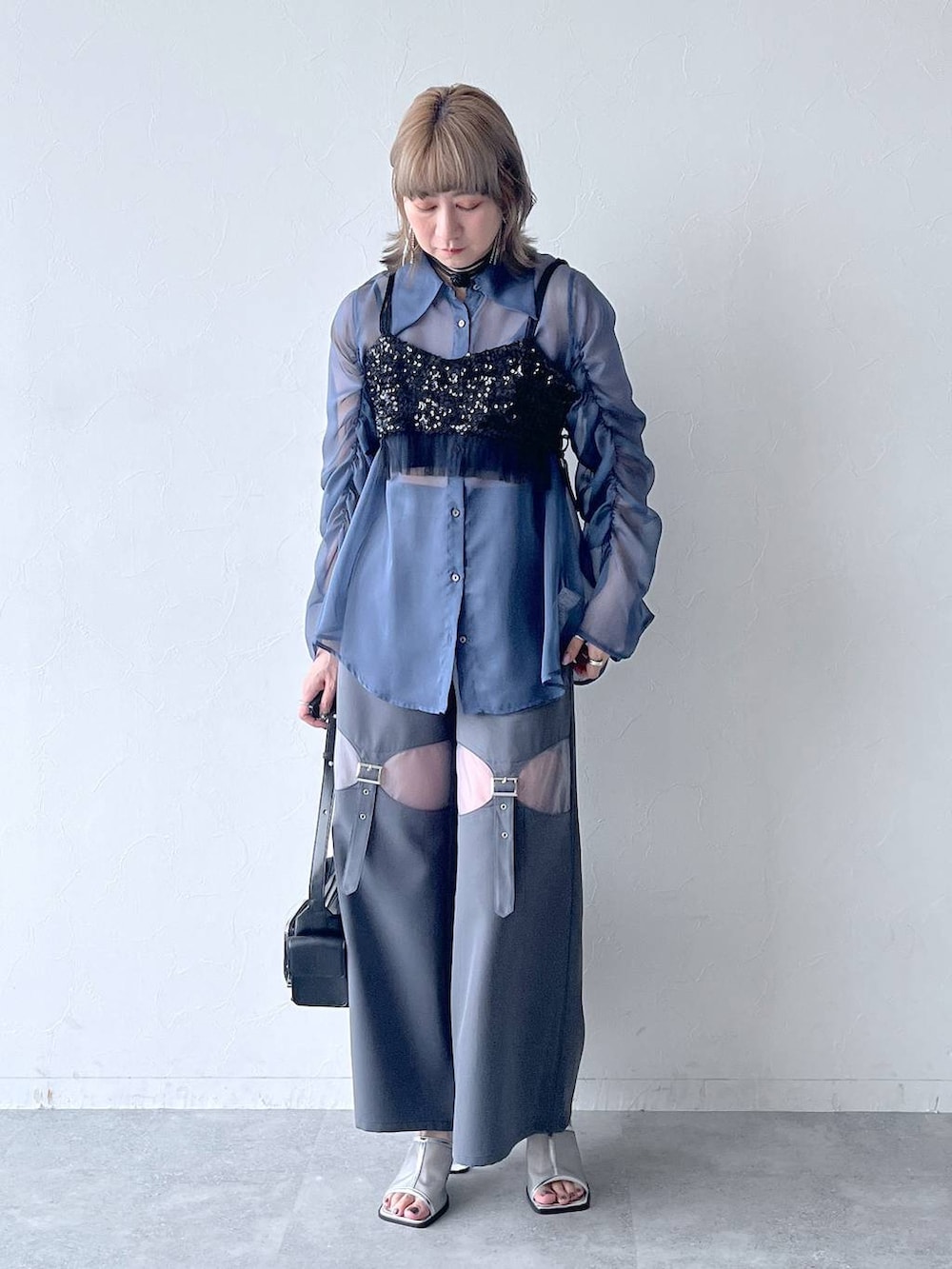 「HARE、シアートップス、若見え、モード、カジュアル、女子会、高身長、着痩せ、きれいめ、着痩せ・細見え、Over40スタッフ、ビスチェ」｜「HAREのクリアヒールメッシュミュール(HARE)（サンダル、シルバー系）」を使った、inhhhan®さん（レディース・165cm）の春コーディネートの6枚目の写真