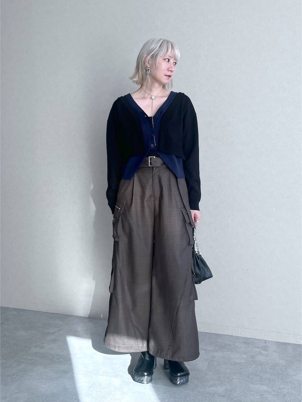 ブラック系のカーディガン/ボレロ、ブラウン系のカーゴパンツ、シルバー系のネックレスを着用したレディースの夏コーディネートの2枚目の写真