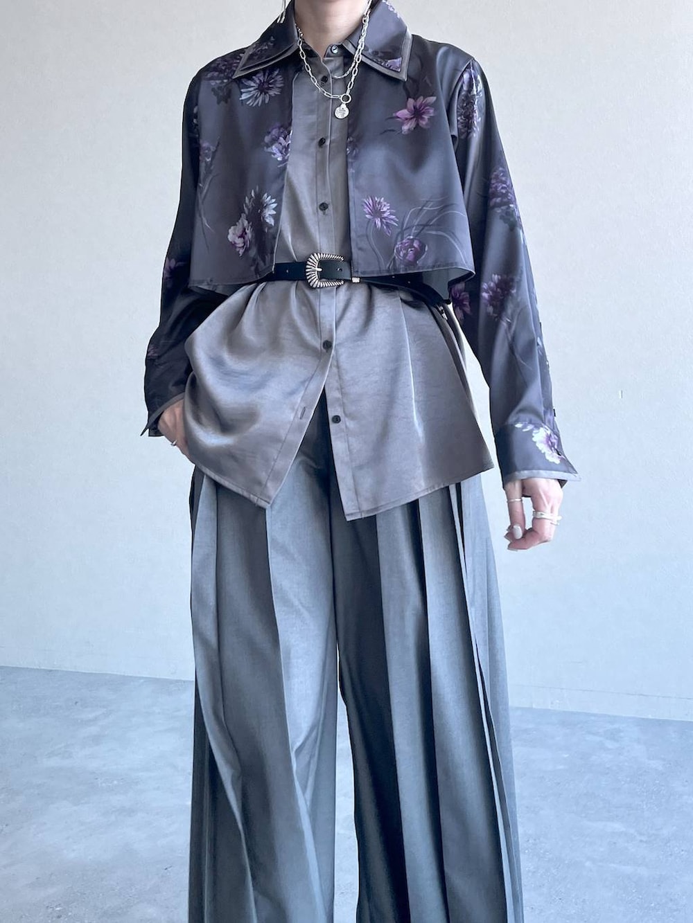 グレー系のスラックス、ブラック系のブーツ、グレー系のシャツ/ブラウスを着用したレディースの冬コーディネートの3枚目の写真