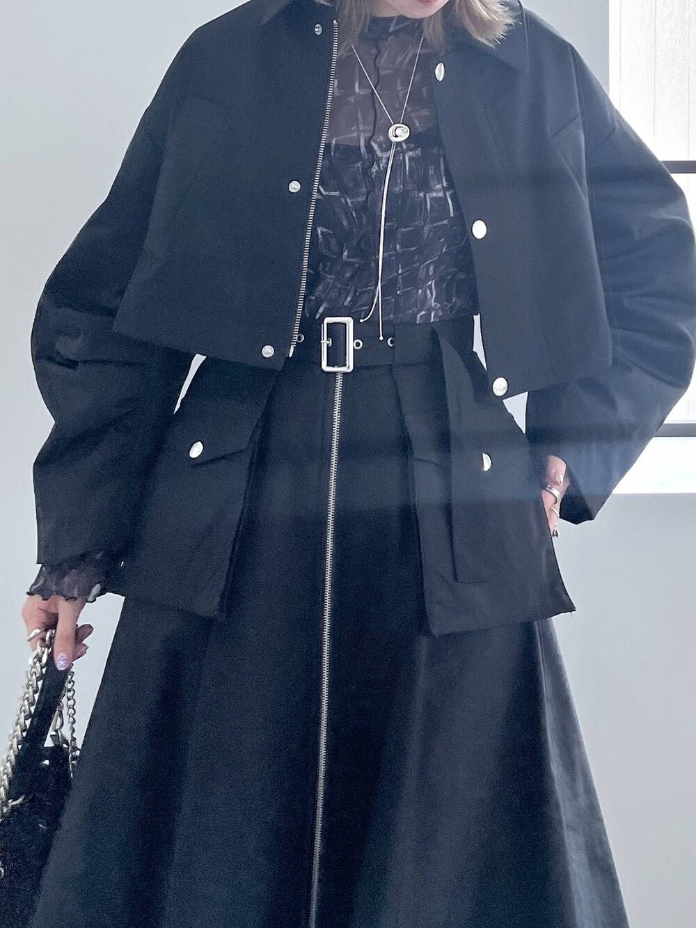 「若見え、モード、カジュアル、女子会、高身長、着痩せ、きれいめ、HARE、着痩せ・細見え、Over40スタッフ、セットアップ、ブルゾン、スカート、ワントーン」｜「HAREのナップミニショルダーバッグ(HARE)（ショルダーバッグ、ブラック系）」を使った、inhhhan®さん（レディース・165cm）の夏コーディネートの4枚目の写真