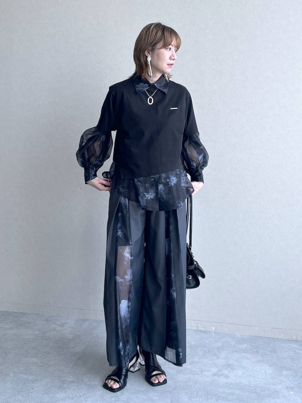 ブラック系のTシャツ/カットソー、ブラック系のサンダル、ブラック系のシャツ/ブラウスを着用したレディースの春コーディネートの8枚目の写真