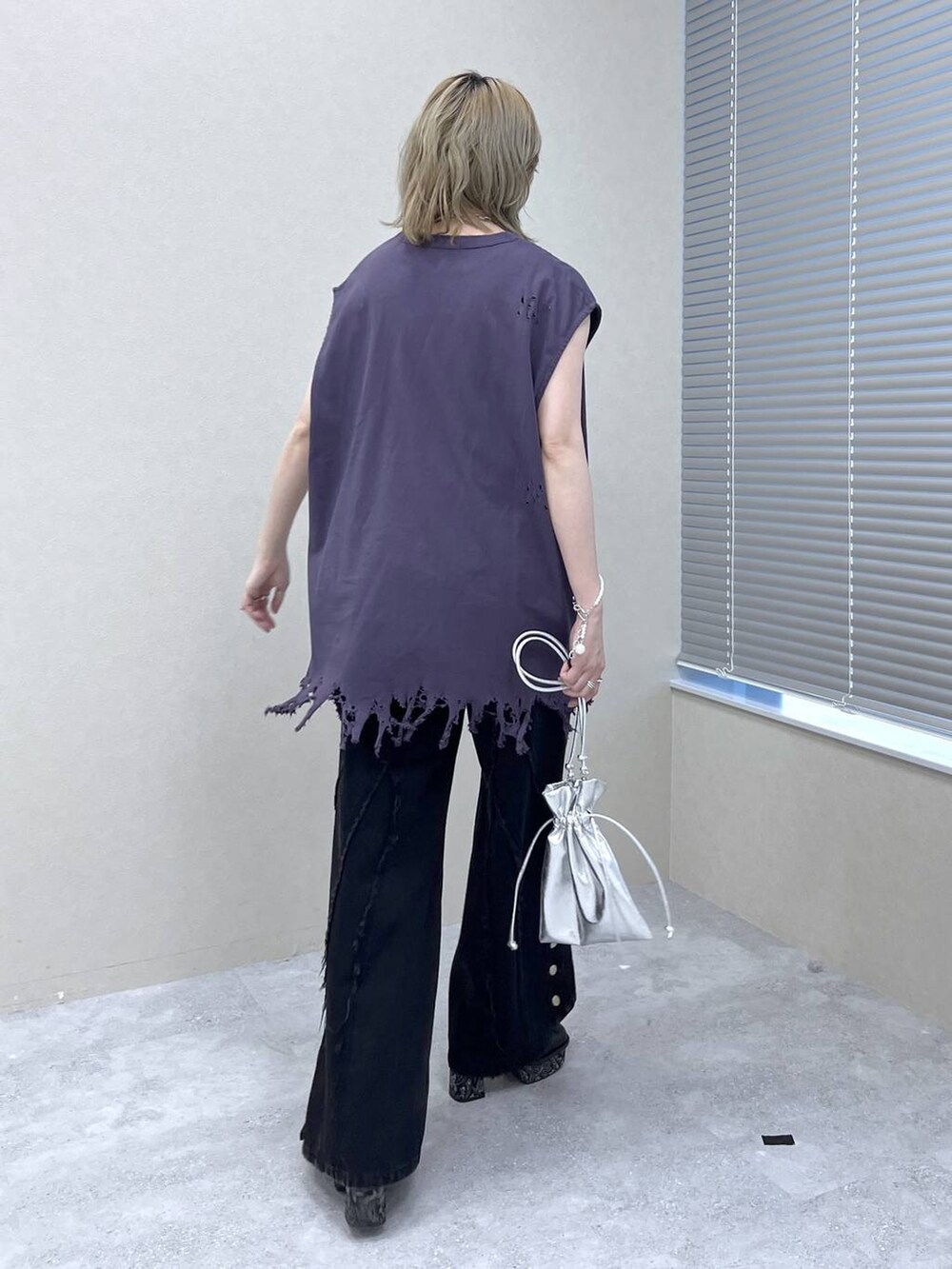 「ユニセックス、デニムパンツ、若見え、モード、カジュアル、女子会、高身長、着痩せ、きれいめ、HARE、着痩せ・細見え、Over40スタッフ」｜「HAREの【UNDERGROUND MODE】ダメージノースリーブカットソー(HARE)（Tシャツ/カットソー、パープル系）」を使った、inhhhan®さん（レディース・165cm）の夏コーディネートの6枚目の写真