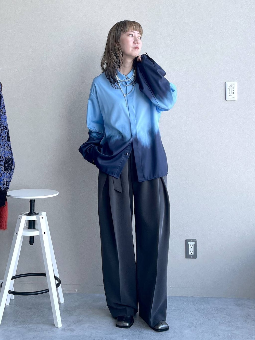 シルバー系のブーツ、ブラック系のピアス（両耳用）、シルバー系のネックレスを着用したレディースの秋コーディネートの7枚目の写真