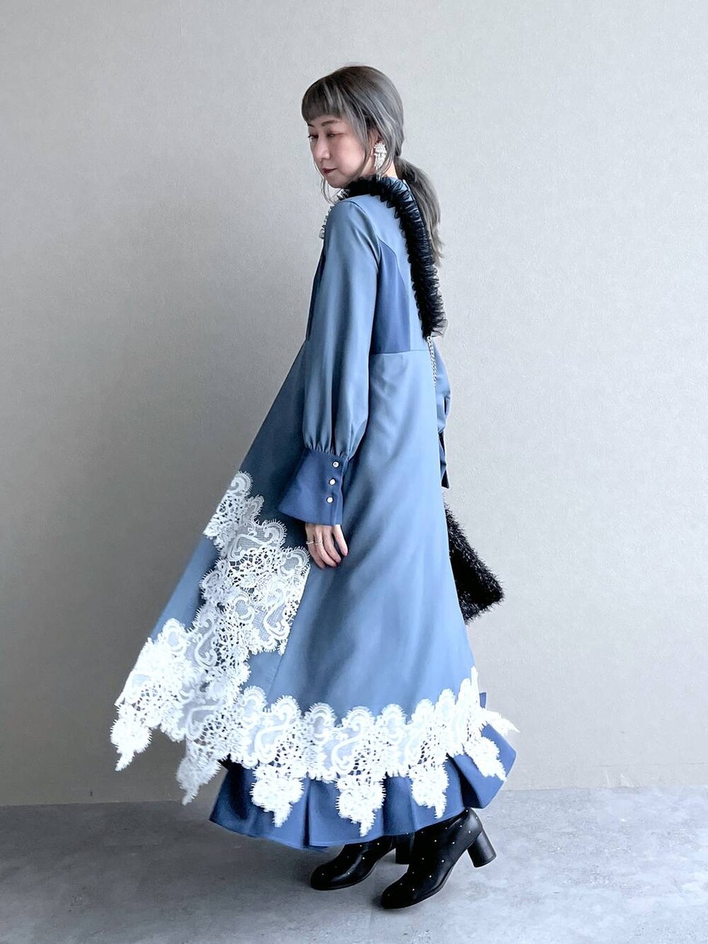 「着痩せ・細見え、ワンピース、HARE、若見え、モード、カジュアル、デート/ロマンティック、女子会、着痩せ、高見え、きれいめ、結婚式2次会、Ado」｜「HAREのチュールフリルデザインスマホストラップ(HARE)（スマホグッズ、ホワイト系）」を使った、inhhhan®さん（レディース・165cm）の冬コーディネートの7枚目の写真