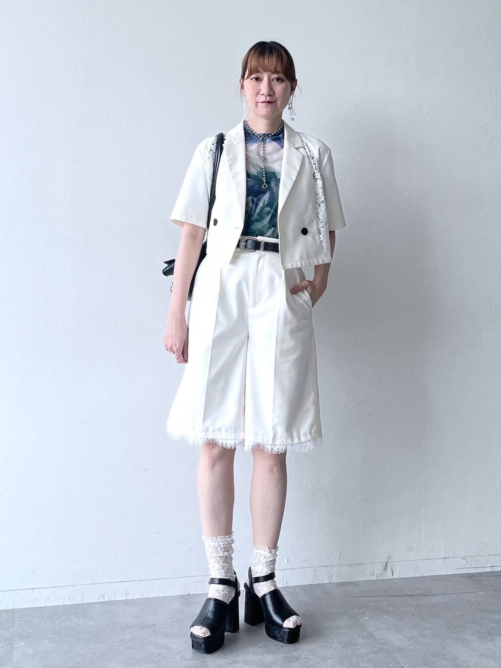 「若見え、モード、カジュアル、女子会、高身長、着痩せ、きれいめ、HARE、着痩せ・細見え、Over40スタッフ、セットアップ、ワントーン、ジャケット、ハーフパンツ」｜「HAREのボールMIX2Pイヤカフ(HARE)（イヤーカフ、ホワイト系）」を使った、inhhhan®さん（レディース・165cm）の春コーディネートの2枚目の写真