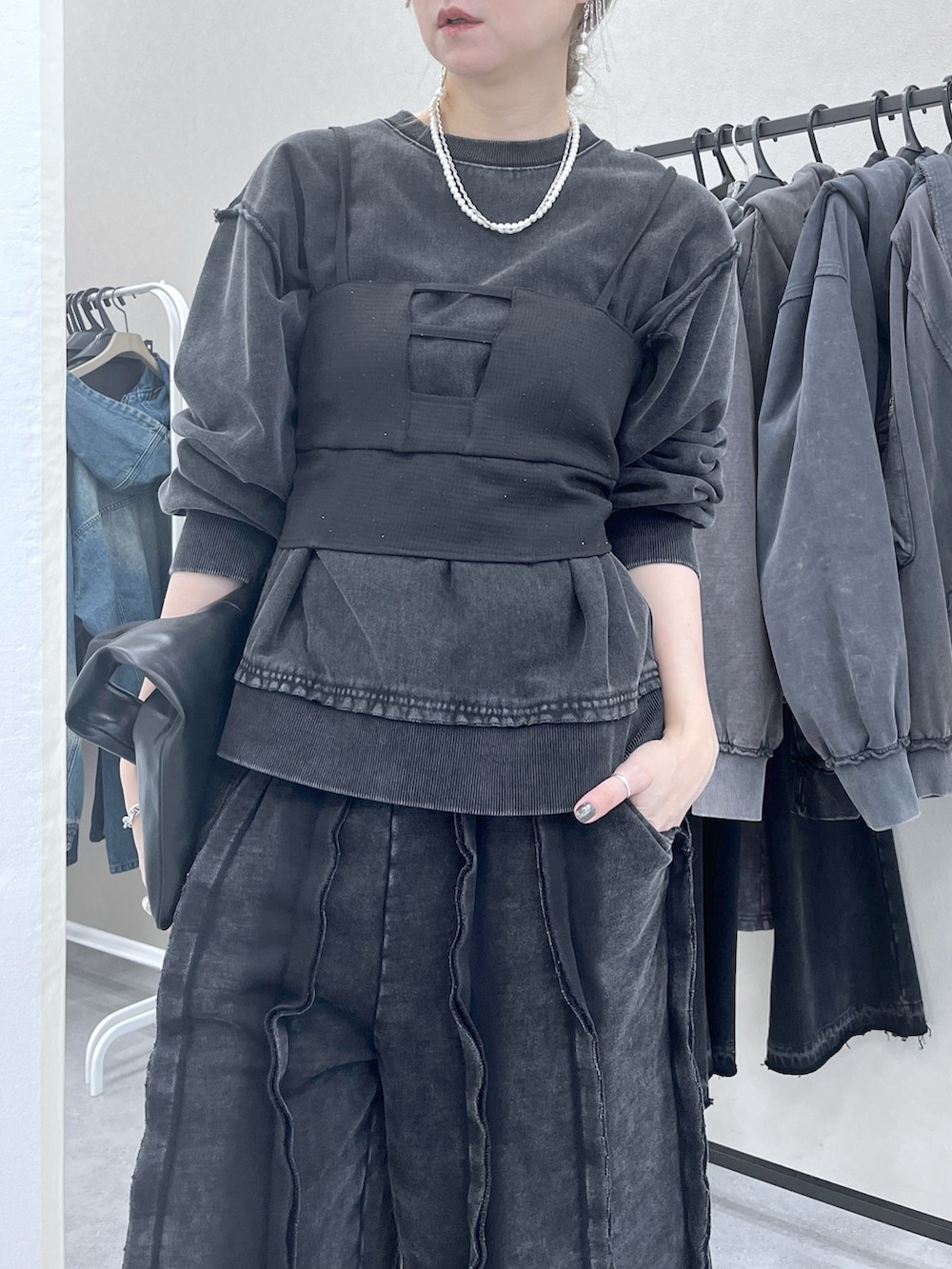 「レイヤードスタイル、お出かけコーデ、アツいコーデ全部見せ、ブラックコーデ、ビスチェ、モノトーン、秋服準備はじめました、HARE、ピグメント、ユニセックス」｜「HAREのメタルヒールストレッチブーツ(HARE)（ブーツ、ブラック系）」を使った、inhhhan®さん（レディース・165cm）の夏コーディネートの4枚目の写真