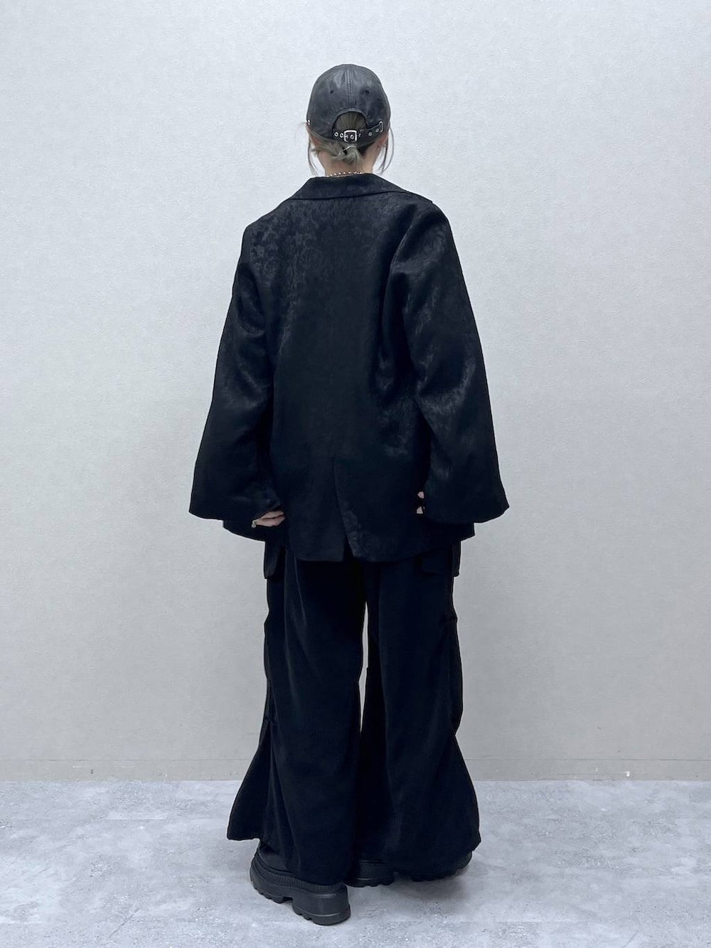 ブラック系のブーツ、ブラック系のテーラードジャケット、グレー系のTシャツ/カットソーを着用したレディースの冬コーディネートの5枚目の写真