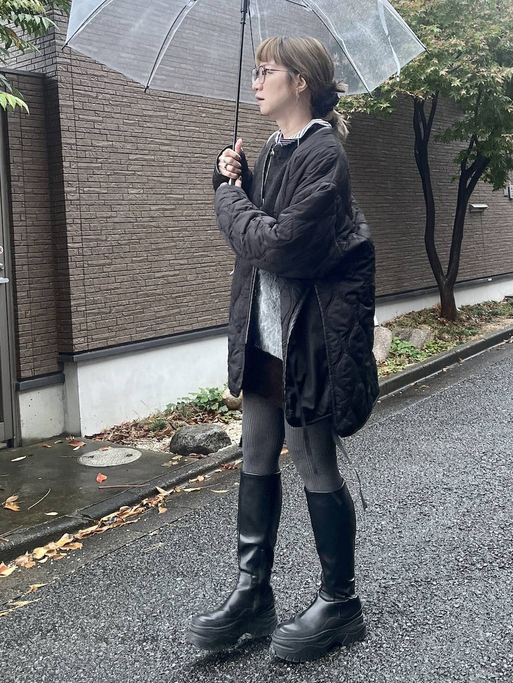 ブラック系のニット/セーターを着用したレディースの秋コーディネートの5枚目の写真