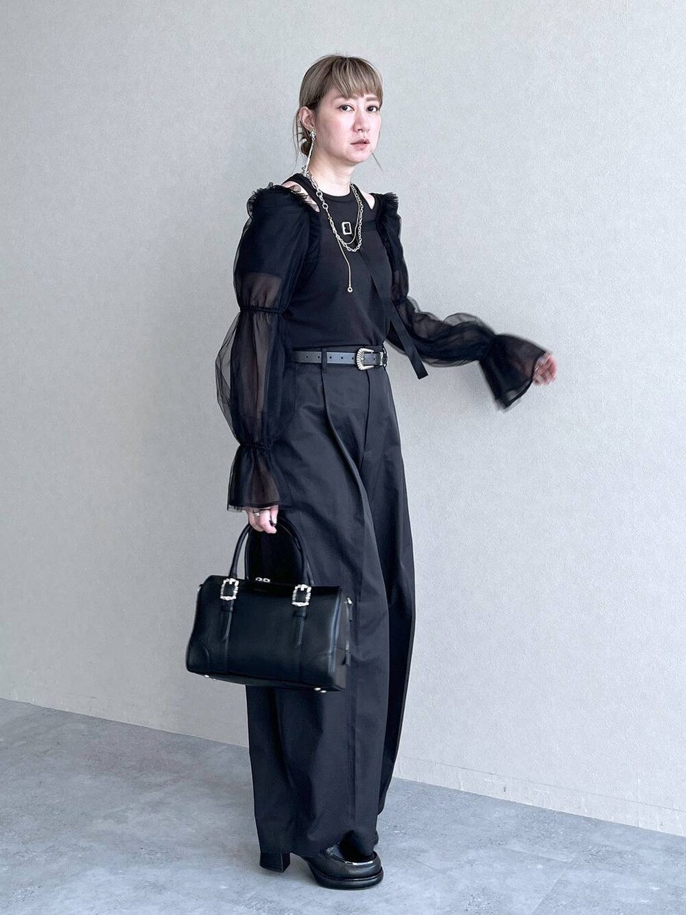 ブラック系のカーディガン/ボレロ、ブラック系のチノパンツ、ブラック系のTシャツ/カットソーを着用したレディースの夏コーディネートの7枚目の写真