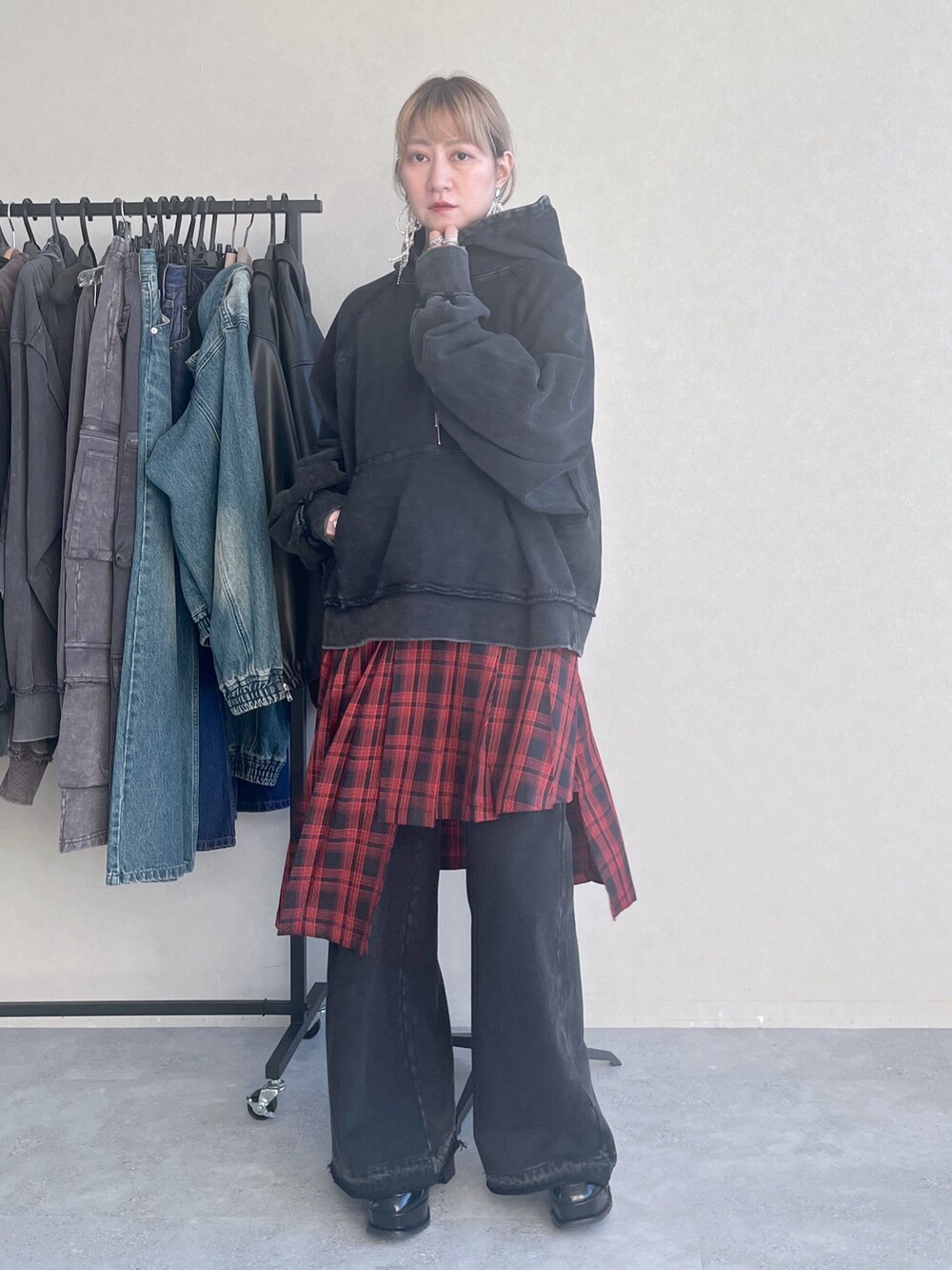 「スウェット、スウェットパンツ、スウェットコーデ、ワントーン、HARE、レイヤードスタイル、ブラックコーデ、お出かけコーデ、秋服準備はじめました、ピグメント、パーカー、チェック、チェックスカート」｜「HAREの【SET UP対応】ピグメントワイドプルオーバーパーカー(HARE)（パーカー、ブラック系）」を使った、inhhhan®さん（レディース・165cm）の夏コーディネートの4枚目の写真