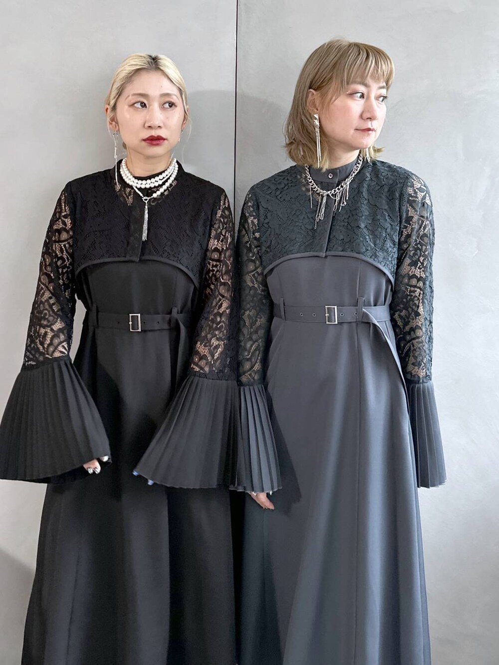 シルバー系のブーツ、ブラック系のパンプス、ブラック系のドレスを着用したレディースの夏コーディネートの3枚目の写真