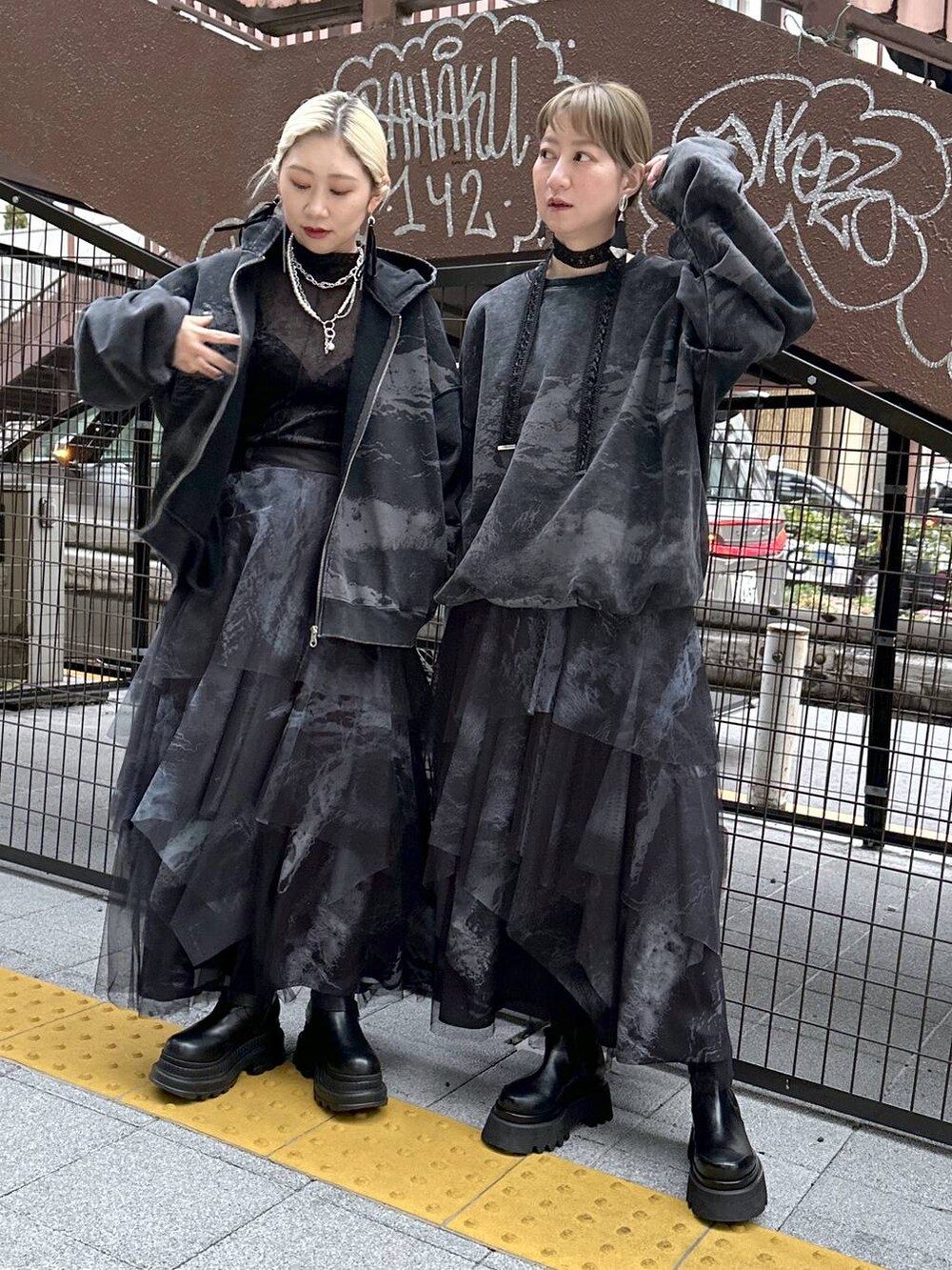 「スウェット、パーカー、スカート、ワントーン、リンクコーデ、若見え、モード、カジュアル、女子会、高身長、着痩せ、きれいめ、HARE、着痩せ・細見え、Over40スタッフ」｜「HAREのマルチWAYレースリボンチョーカー(HARE)（チョーカー、ブラック系）」を使った、inhhhan®さん（レディース・165cm）の冬コーディネートの7枚目の写真