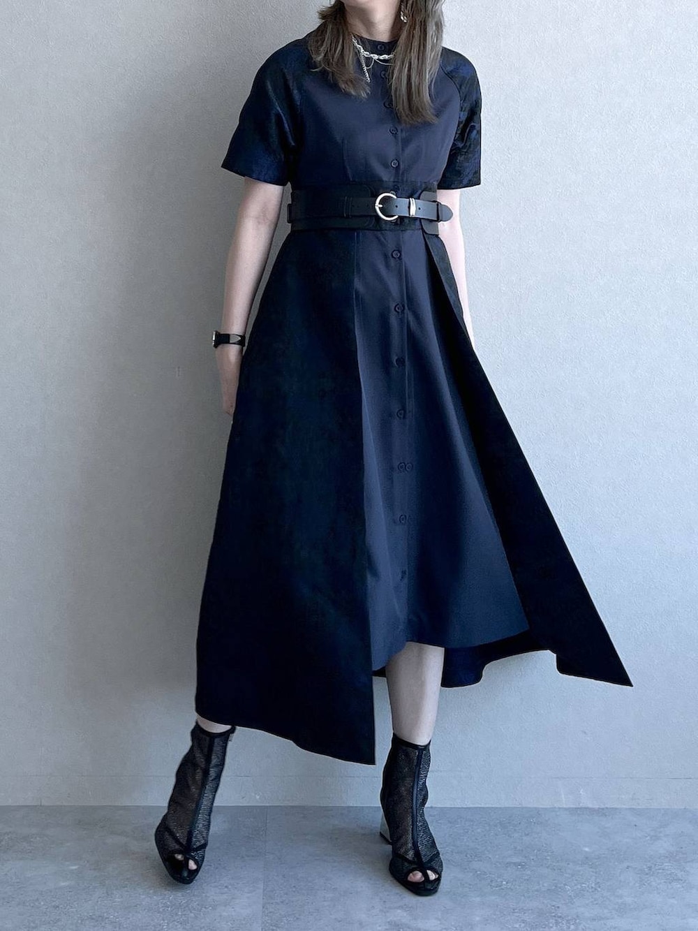 「若見え、モード、カジュアル、女子会、高身長、着痩せ、きれいめ、HARE、着痩せ・細見え、Over40スタッフ、ワンピース、ベルト、デート/ロマンティック、デートコーデ、結婚式2次会」｜「HAREのメタルヒールメッシュブーサン(HARE)（サンダル、ブラック系）」を使った、inhhhan®さん（レディース・165cm）の春コーディネートの3枚目の写真