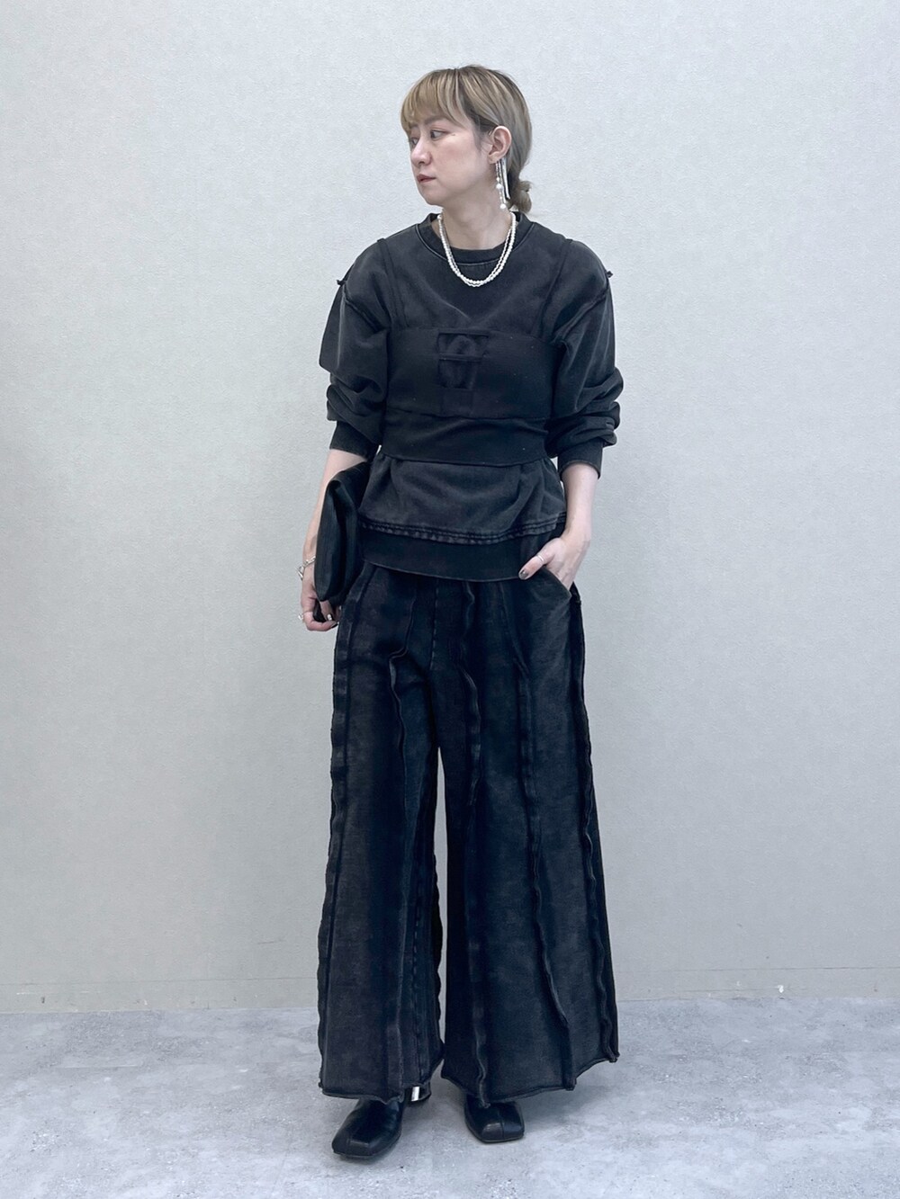 「レイヤードスタイル、お出かけコーデ、アツいコーデ全部見せ、ブラックコーデ、ビスチェ、モノトーン、秋服準備はじめました、HARE、ピグメント、ユニセックス」｜「HAREのメタルヒールストレッチブーツ(HARE)（ブーツ、ブラック系）」を使った、inhhhan®さん（レディース・165cm）の夏コーディネートの2枚目の写真