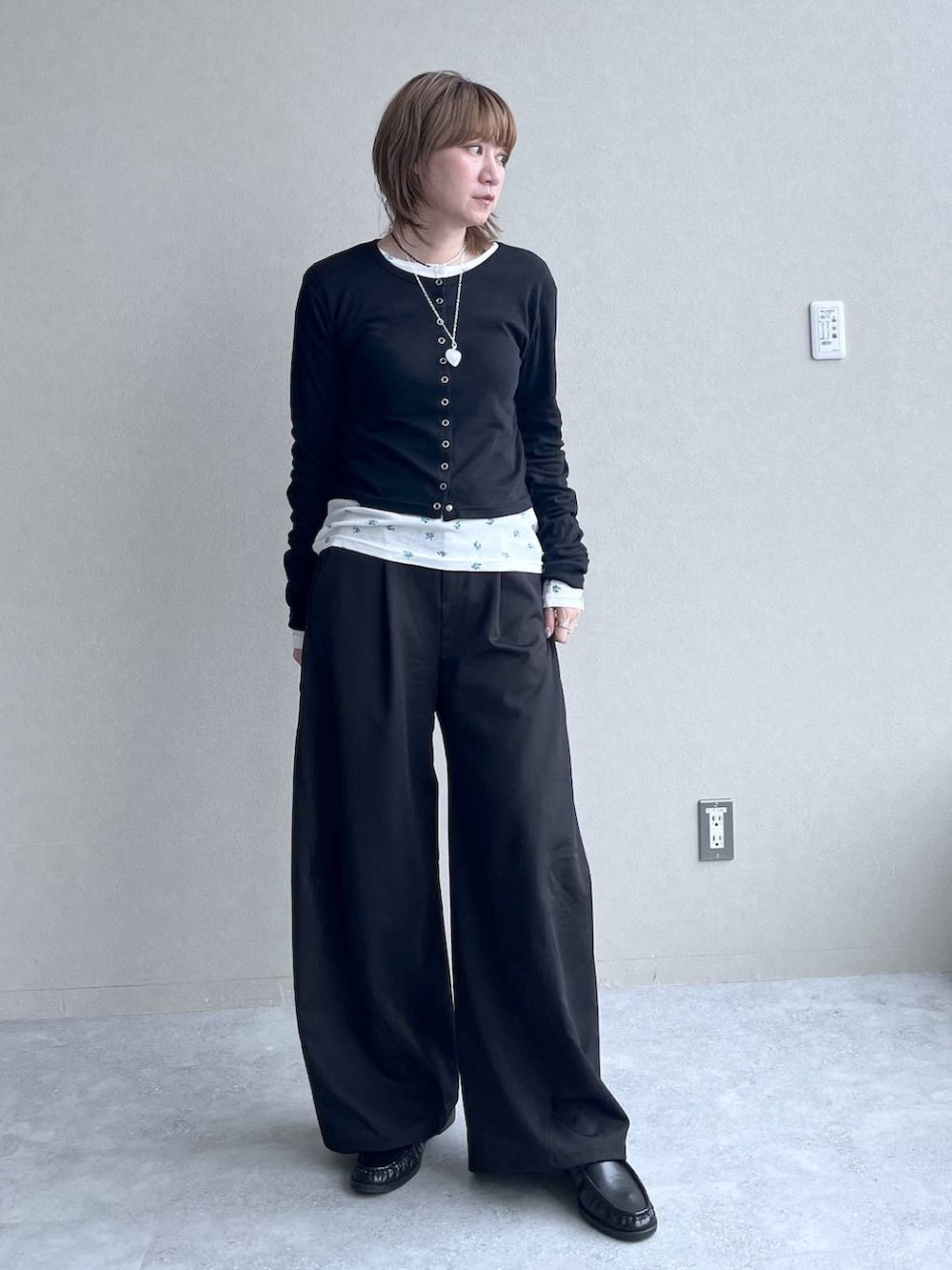 ホワイト系のTシャツ/カットソー、ホワイト系のTシャツ/カットソー、ブラック系のローファーを着用したレディースの春コーディネートの4枚目の写真