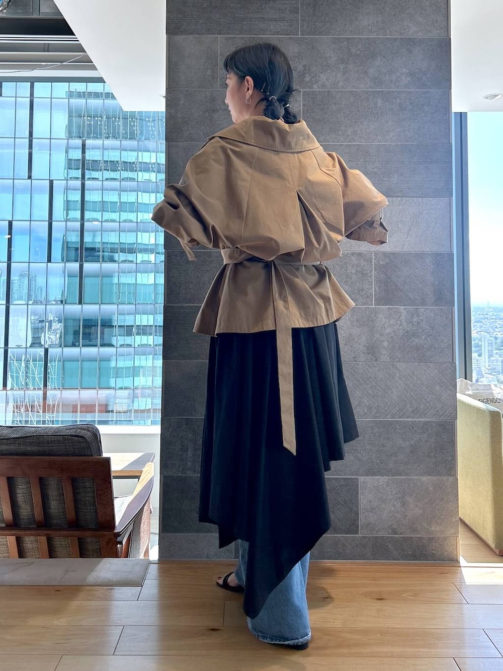 ブルー系のデニムパンツ、ホワイト系のTシャツ/カットソー、ブラック系のワンピースを着用したレディースの夏コーディネートの6枚目の写真