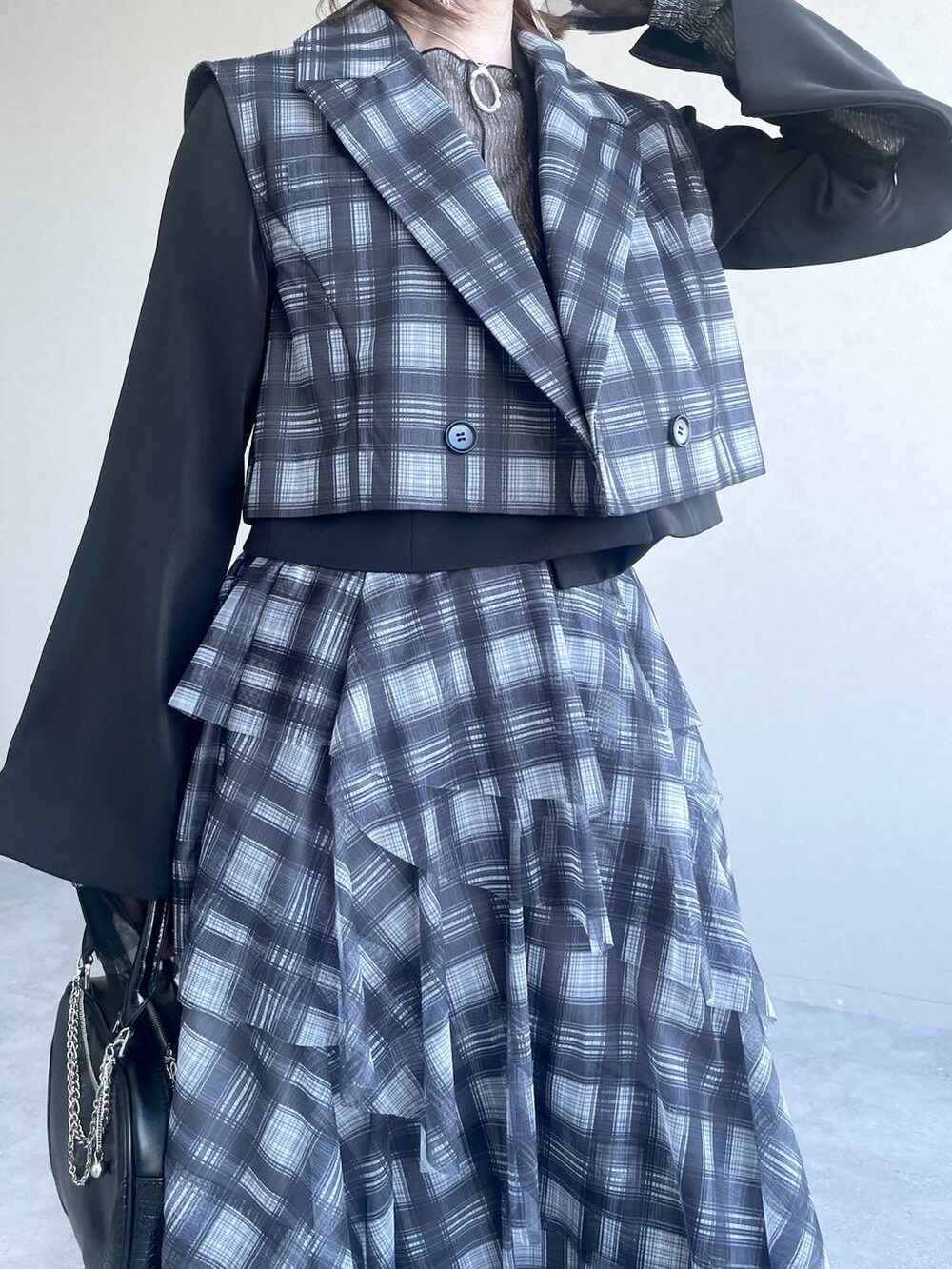 ブラック系のTシャツ/カットソー、ブラック系のテーラードジャケット、ブラック系のショルダーバッグを着用したレディースの春コーディネートの4枚目の写真