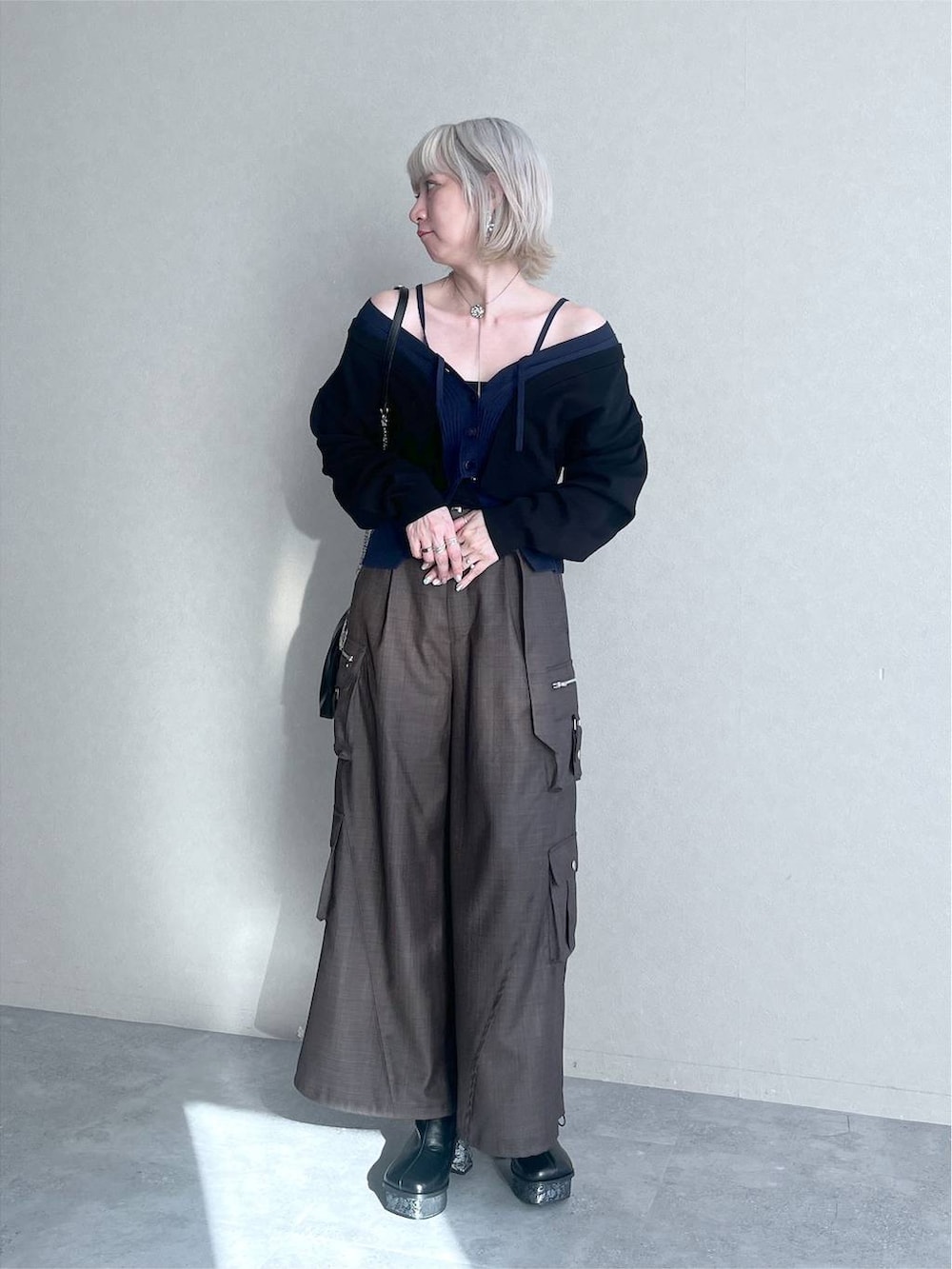 ブラック系のカーディガン/ボレロ、ブラウン系のカーゴパンツ、シルバー系のネックレスを着用したレディースの夏コーディネートの7枚目の写真