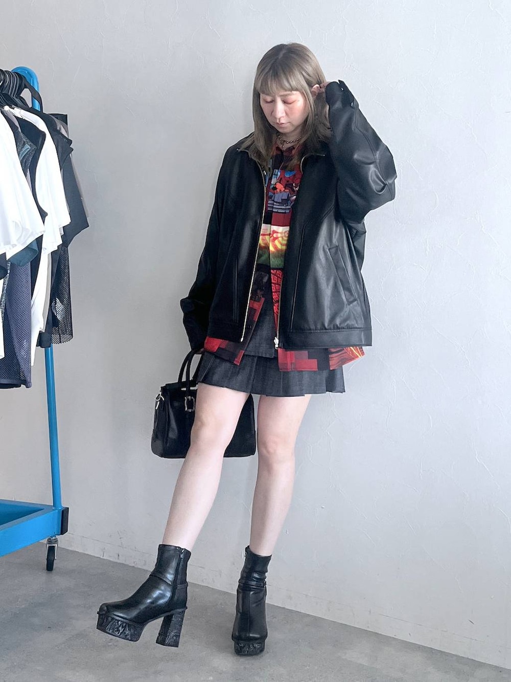 「若見え、モード、カジュアル、女子会、高身長、着痩せ、きれいめ、HARE、着痩せ・細見え、Over40スタッフ、ユニセックス、シャツ、ブルゾン」｜「HAREのヴィンテージボストンバッグ(HARE)（ボストンバッグ、ブラック系）」を使った、inhhhan®さん（レディース・165cm）の夏コーディネートの3枚目の写真