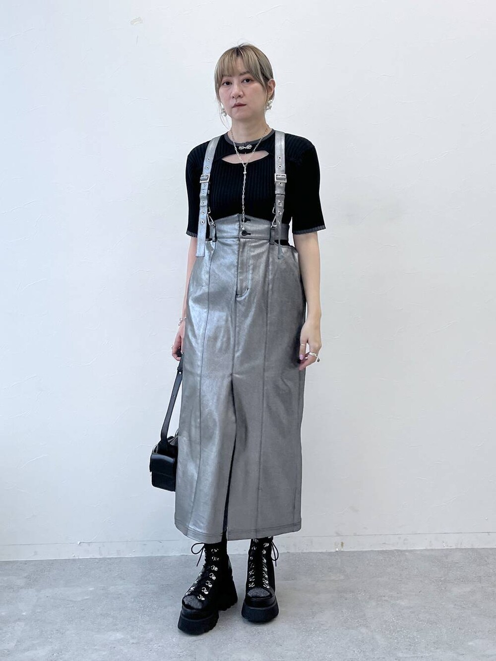 ブラック系のサンダル、ブラック系のショルダーバッグ、シルバー系のスカートを着用したレディースの春コーディネートの8枚目の写真