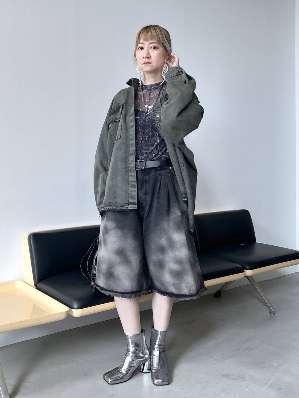 「若見え、モード、カジュアル、女子会、高身長、着痩せ、きれいめ、HARE、着痩せ・細見え、Over40スタッフ、ユニセックス、デニムパンツ、ハーフパンツ、シャツ」｜「HAREのパールリボンピアス(HAERE)（ピアス（両耳用）、シルバー系）」を使った、inhhhan®さん（レディース・165cm）の夏コーディネートの4枚目の写真