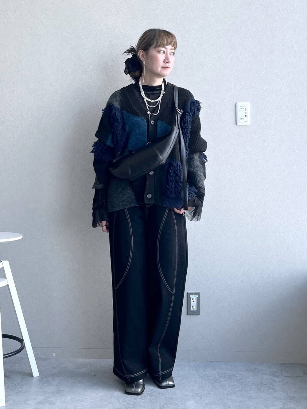 ブラック系のTシャツ/カットソー、シルバー系のブーツ、ブラック系のショルダーバッグを着用したレディースの秋コーディネートの9枚目の写真