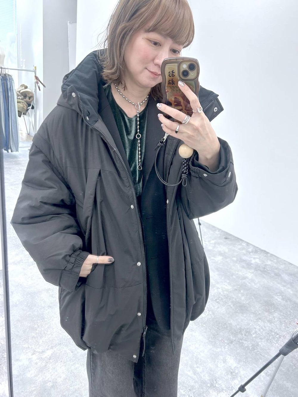 ブラック系のその他アウター、シルバー系のネックレスを着用したレディースの冬コーディネートの4枚目の写真