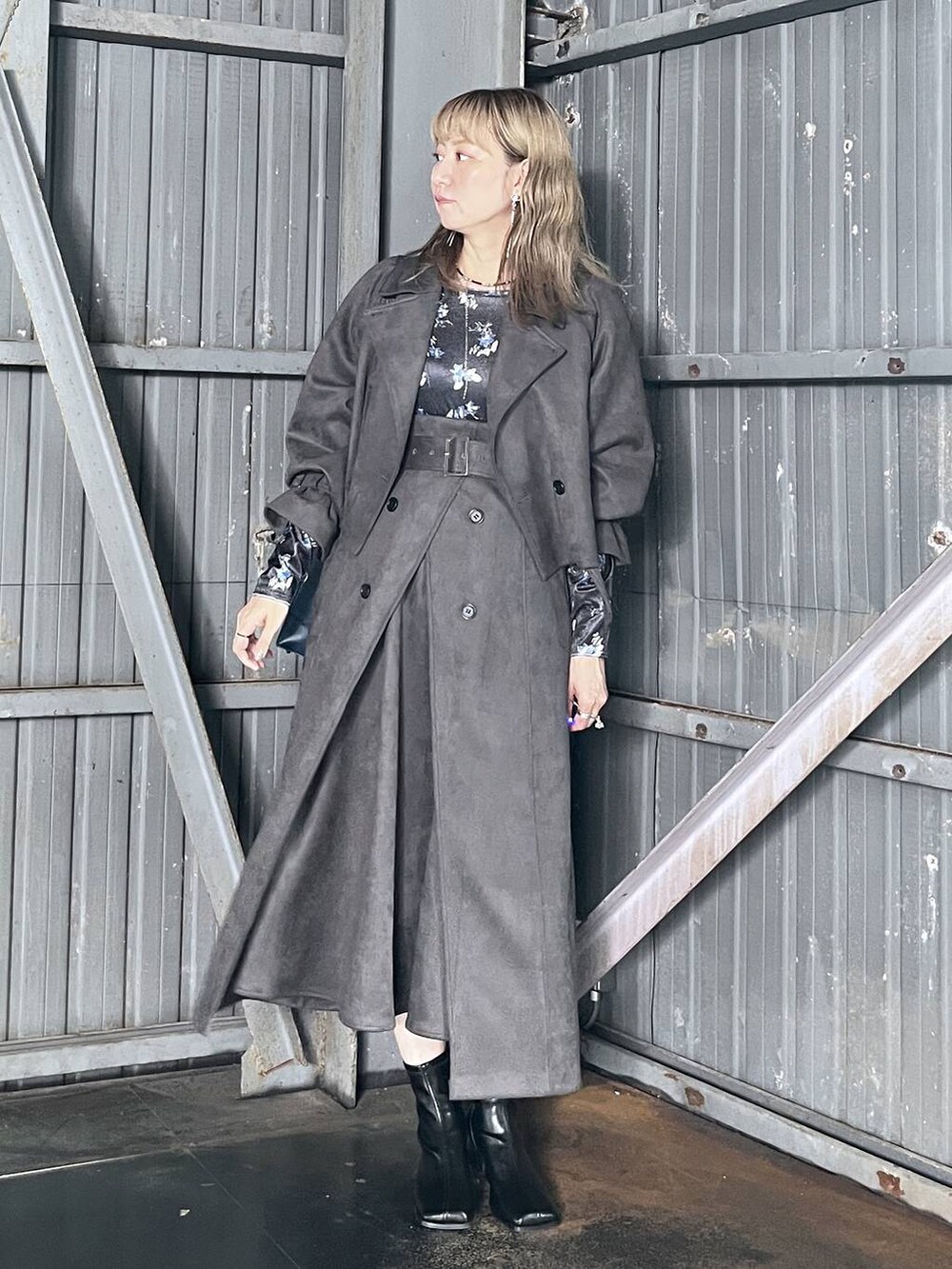 「若見え、モード、カジュアル、女子会、高身長、着痩せ、きれいめ、HARE、着痩せ・細見え、Over40スタッフ、セットアップ、秋コーデ、秋冬新作、トレンチコート、スカート」｜「HAREのチャイナロングピアス(HARE)（ピアス（両耳用）、シルバー系）」を使った、inhhhan®さん（レディース・165cm）の夏コーディネートの5枚目の写真