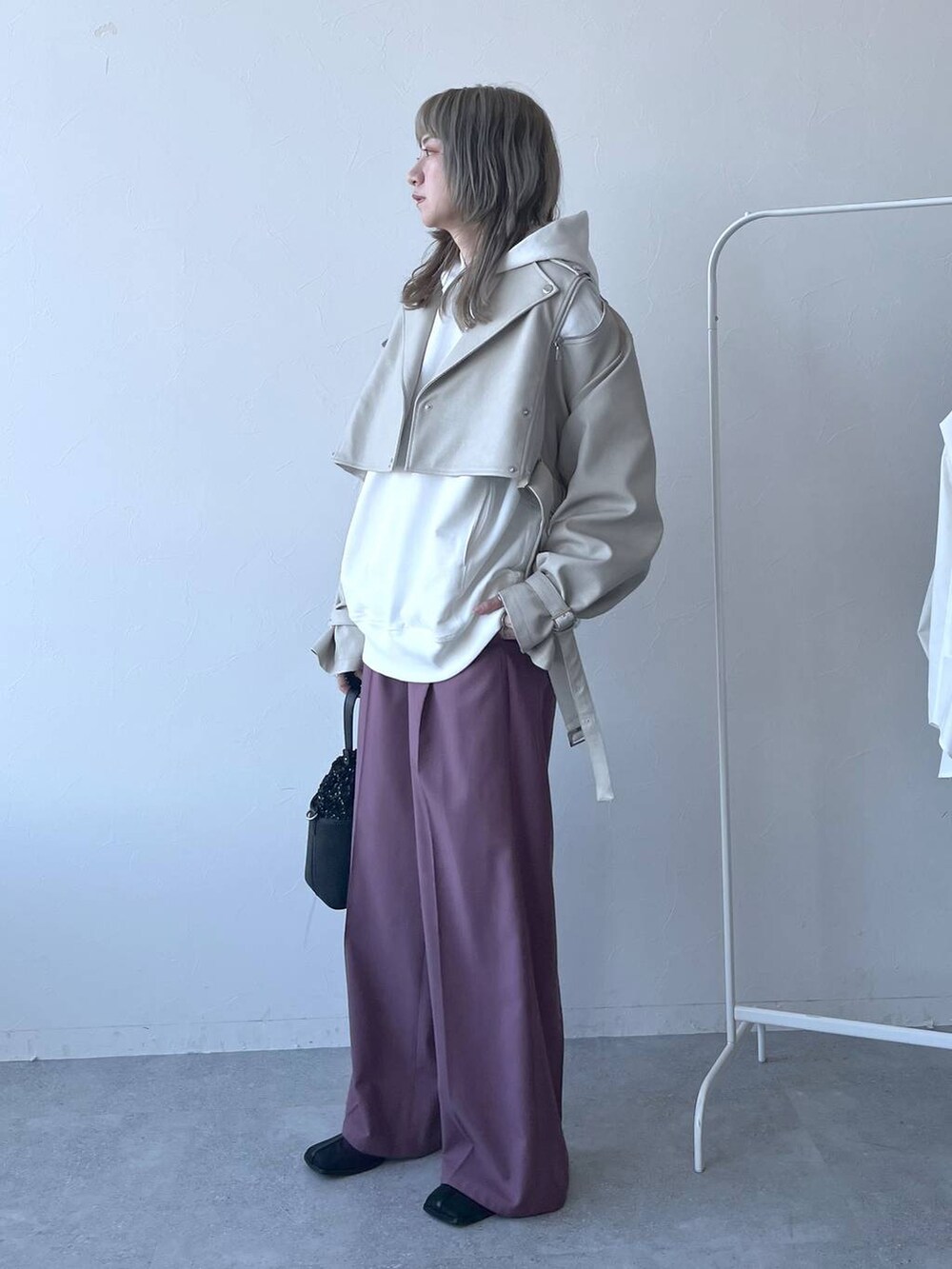 「若見え、モード、カジュアル、デート/ロマンティック、女子会、着痩せ、高見え、きれいめ、HARE、着痩せ・細見え、ワイドパンツ、ライダースジャケット、パーカー」｜「HAREのフェイクレザージップライダース(HARE)（ライダースジャケット、ホワイト系）」を使った、inhhhan®さん（レディース・165cm）の冬コーディネートの2枚目の写真