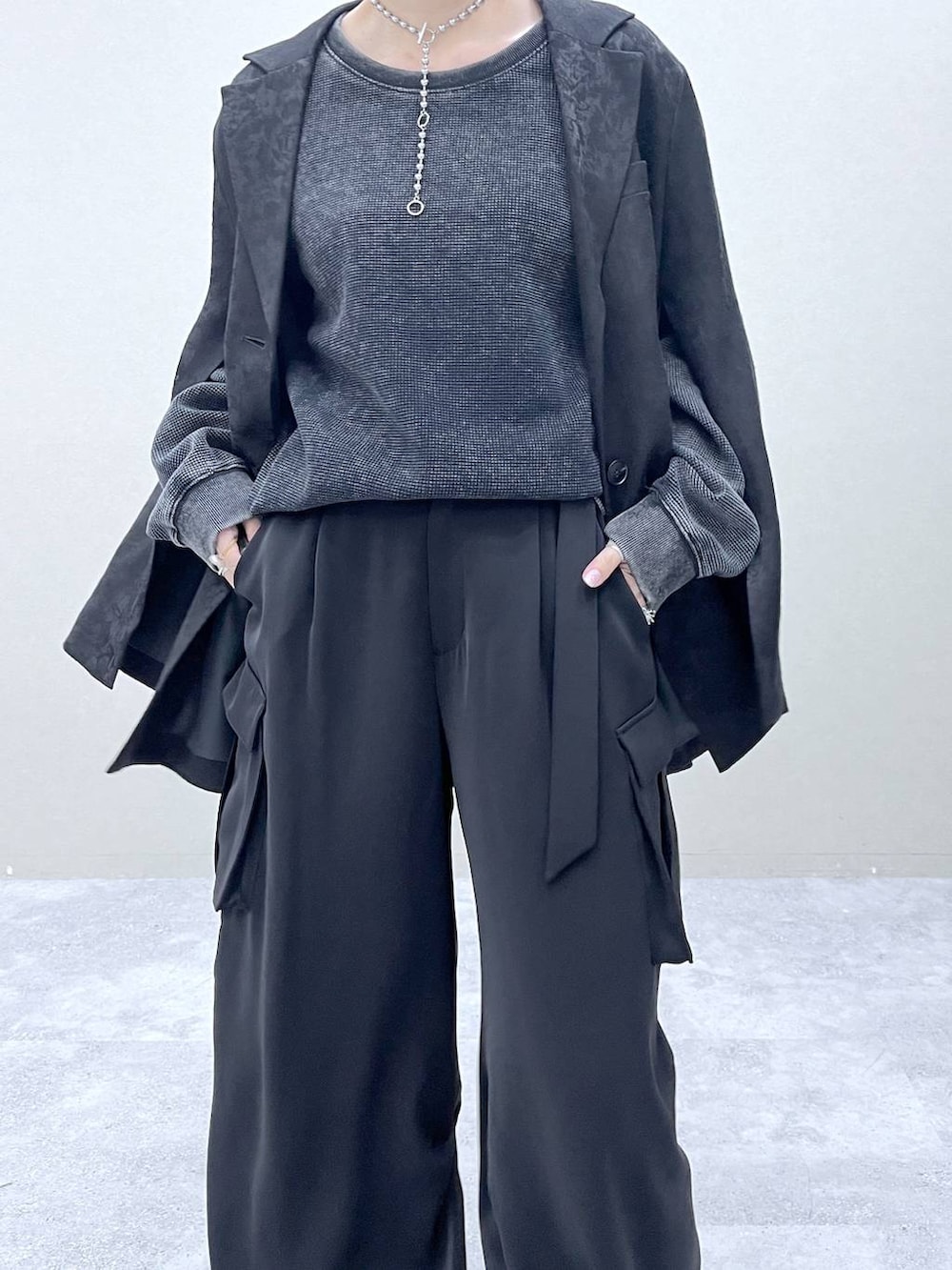 ブラック系のブーツ、ブラック系のテーラードジャケット、グレー系のTシャツ/カットソーを着用したレディースの冬コーディネートの4枚目の写真