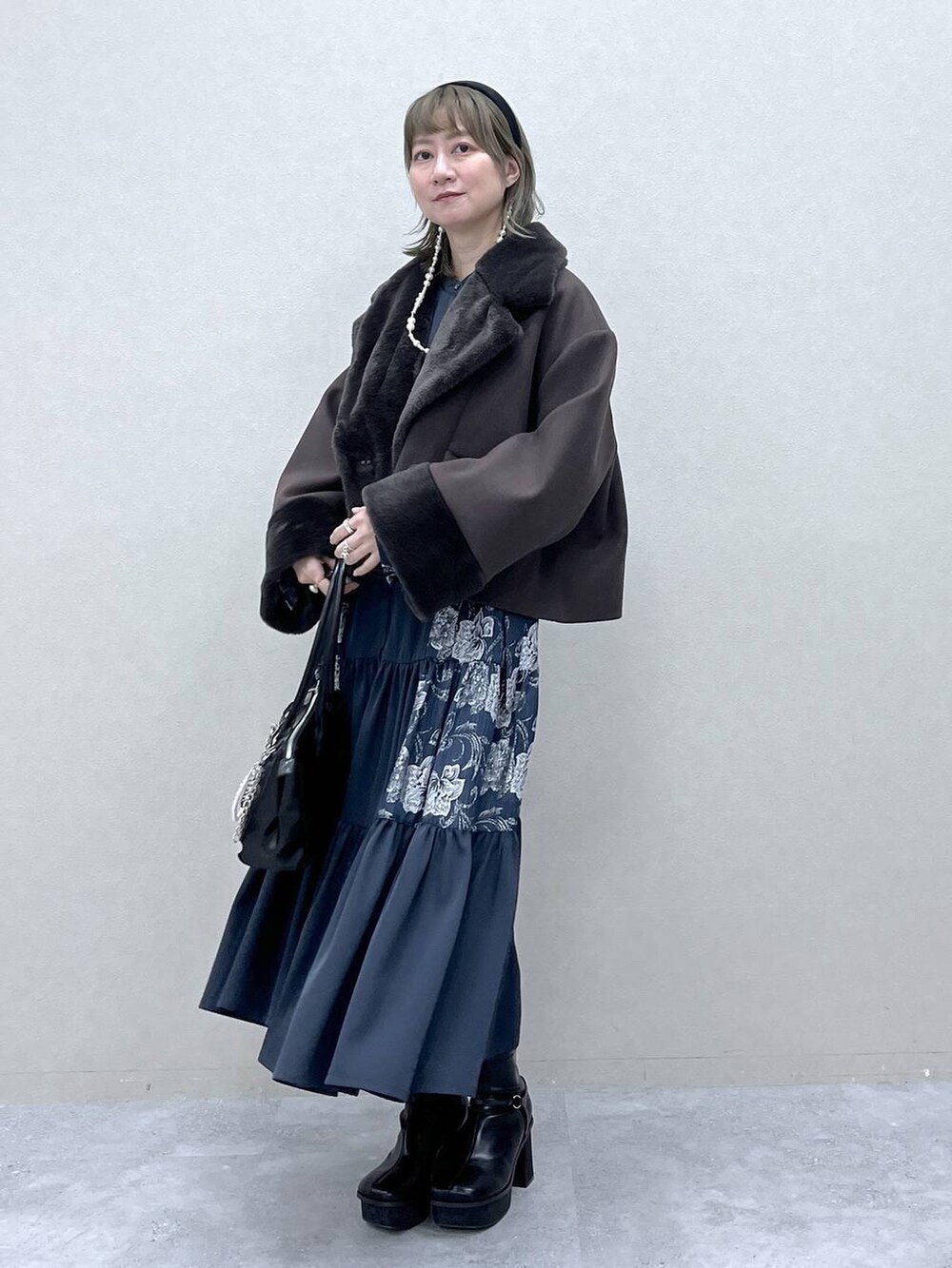 「若見え、モード、カジュアル、女子会、高身長、着痩せ、きれいめ、HARE、着痩せ・細見え、Over40スタッフ、ワンピース、アウター、デート/ロマンティック、デートコーデ、おでかけ」｜「HAREのガラソールチャンキーブーツ(HARE)（ブーツ、ブラック系）」を使った、inhhhan®さん（レディース・165cm）の冬コーディネートの5枚目の写真