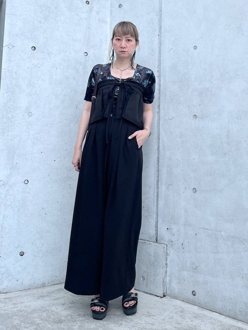 グレー系のサンダル、ブルー系のTシャツ/カットソー、ブラウン系のショルダーバッグを着用したレディースの夏コーディネートの8枚目の写真