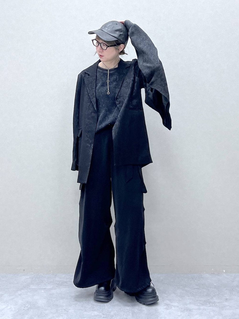 ブラック系のブーツ、ブラック系のテーラードジャケット、グレー系のTシャツ/カットソーを着用したレディースの冬コーディネートの7枚目の写真